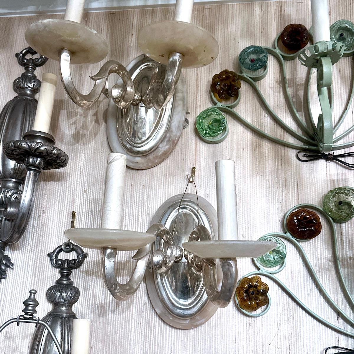 Coppia di lampade ad alabastro e metallo argentato In condizioni buone in vendita a New York, NY