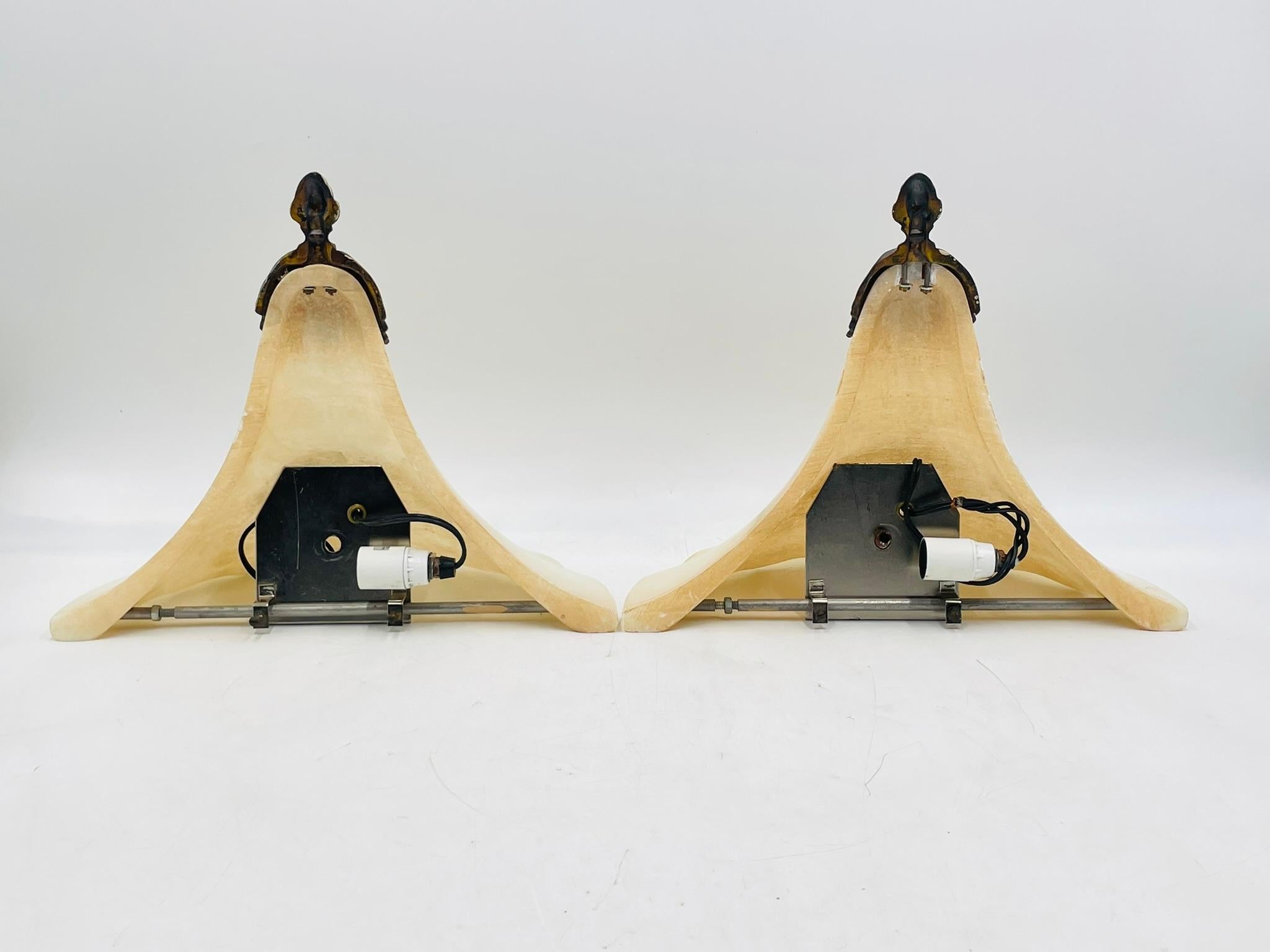 Pareja de apliques posmodernos de alabastro y bronce en venta 8