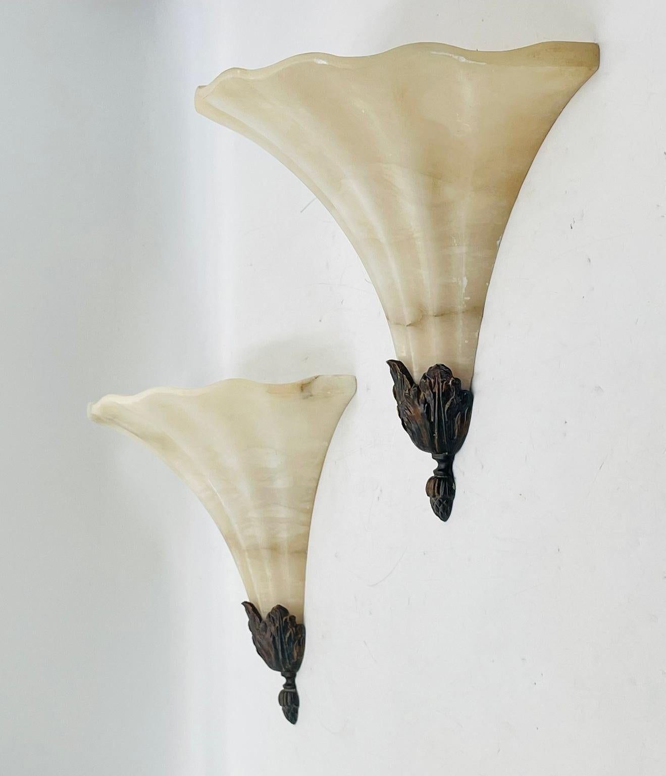 Eleva la estética de cualquier habitación con este exquisito par de apliques de pared posmodernos de alabastro y bronce. Fabricados con precisión y atención al detalle, estos apliques presentan una hermosa combinación de alabastro y bronce, creando