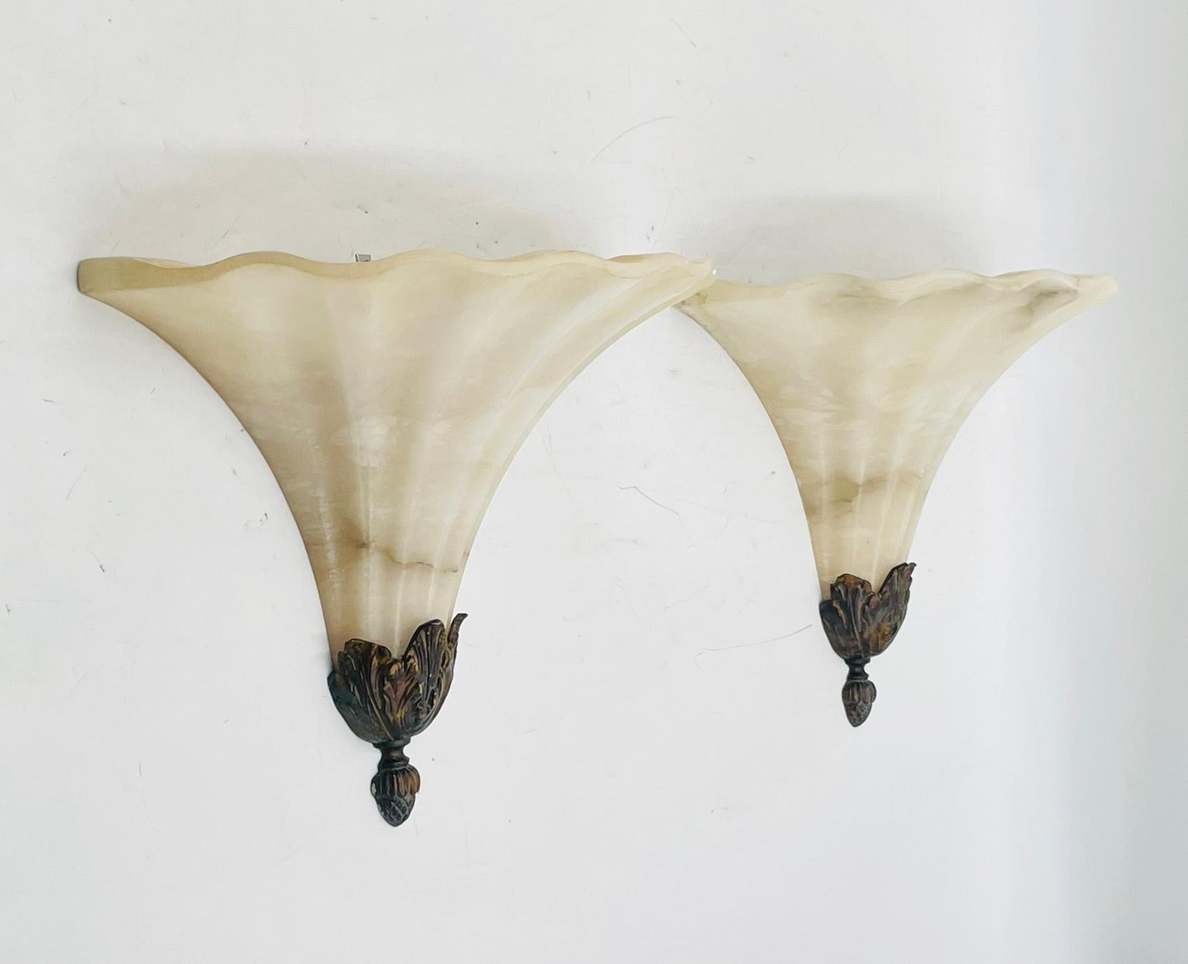 Pareja de apliques posmodernos de alabastro y bronce Hecho a mano en venta