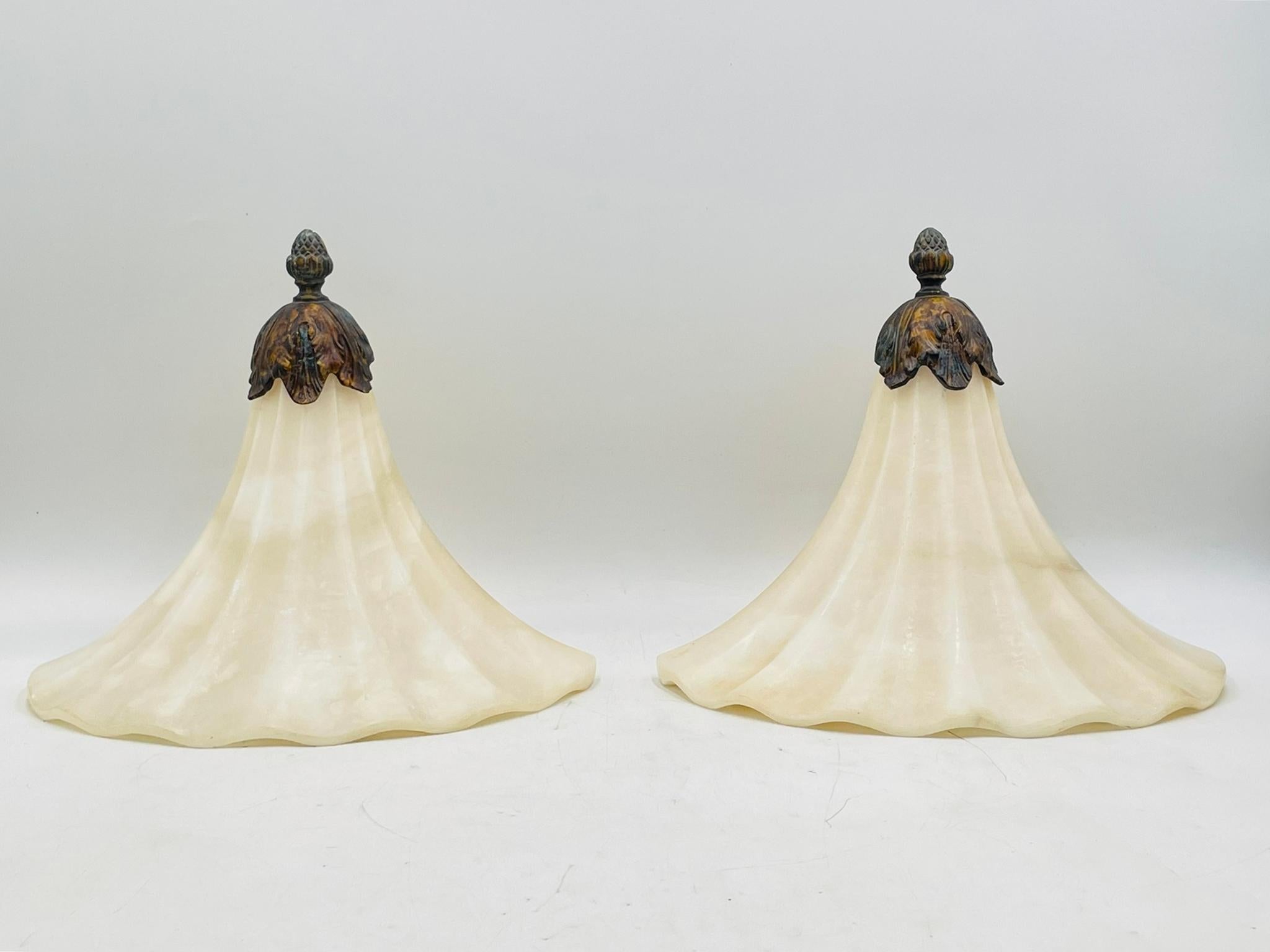 Pareja de apliques posmodernos de alabastro y bronce Siglo XXI y contemporáneo en venta