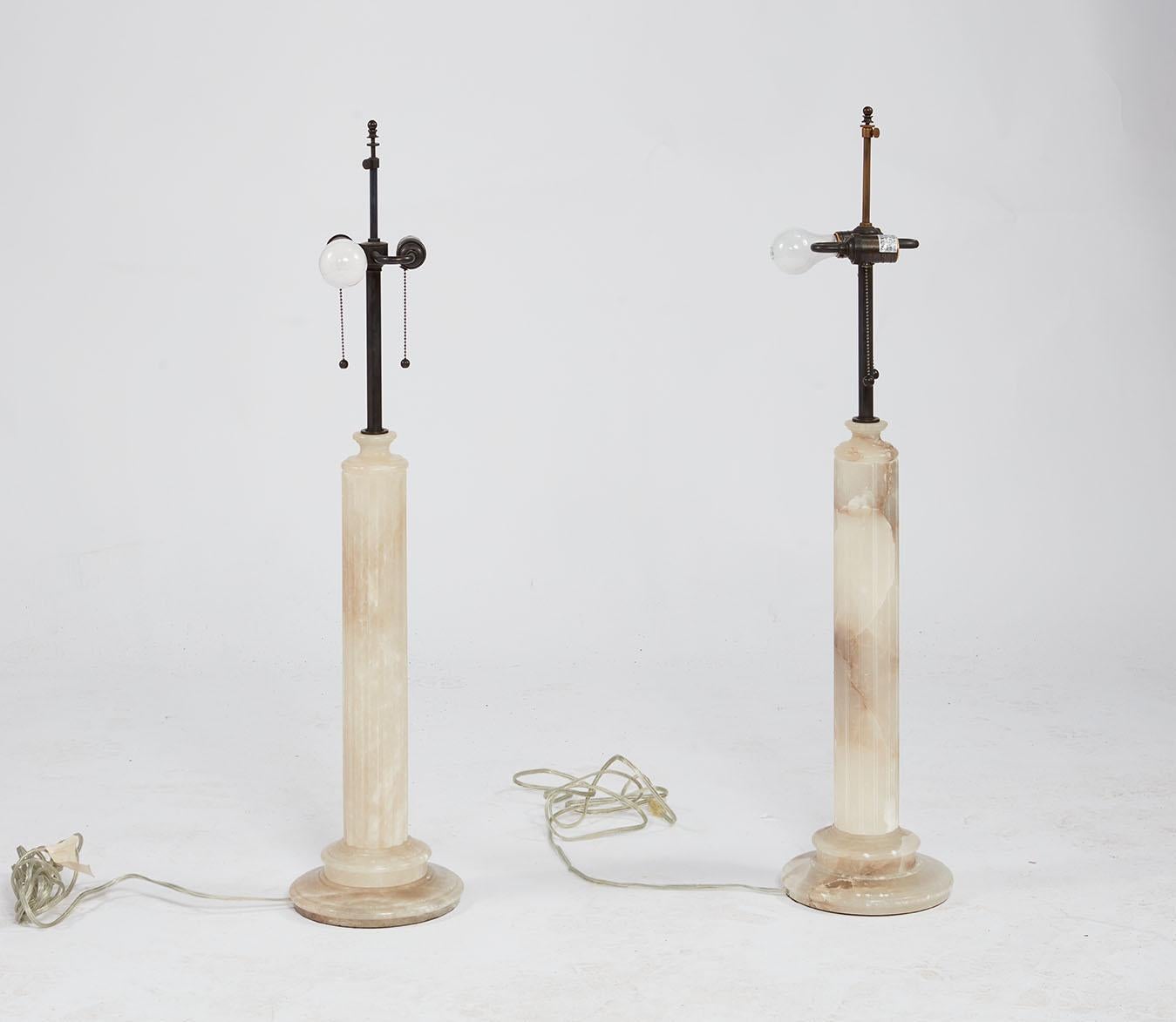 La paire de lampes en albâtre avec une colonne cannelée reposant sur un socle à gradins. 

Hauteur de la colonne 23