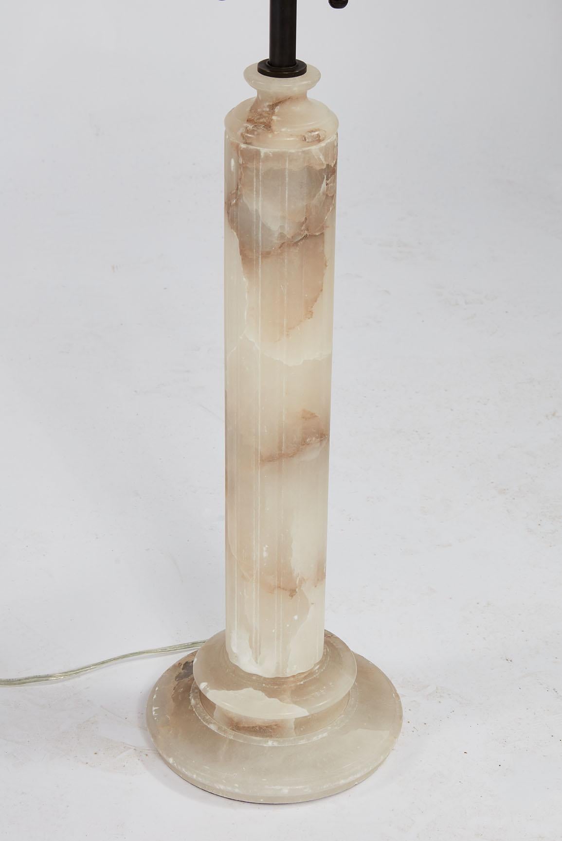 Néoclassique Paire de lampes à colonne en albâtre en vente