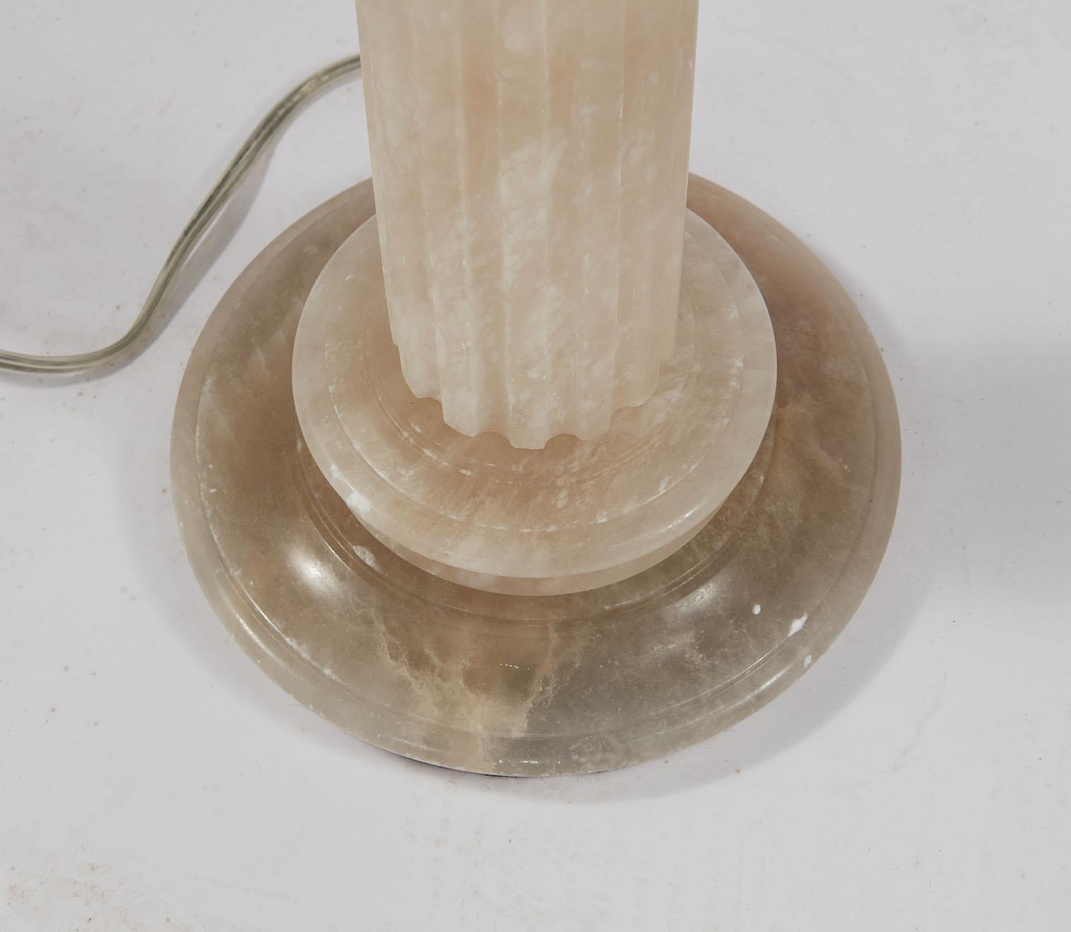 Paire de lampes à colonne en albâtre Bon état - En vente à Lyndhurst, NJ