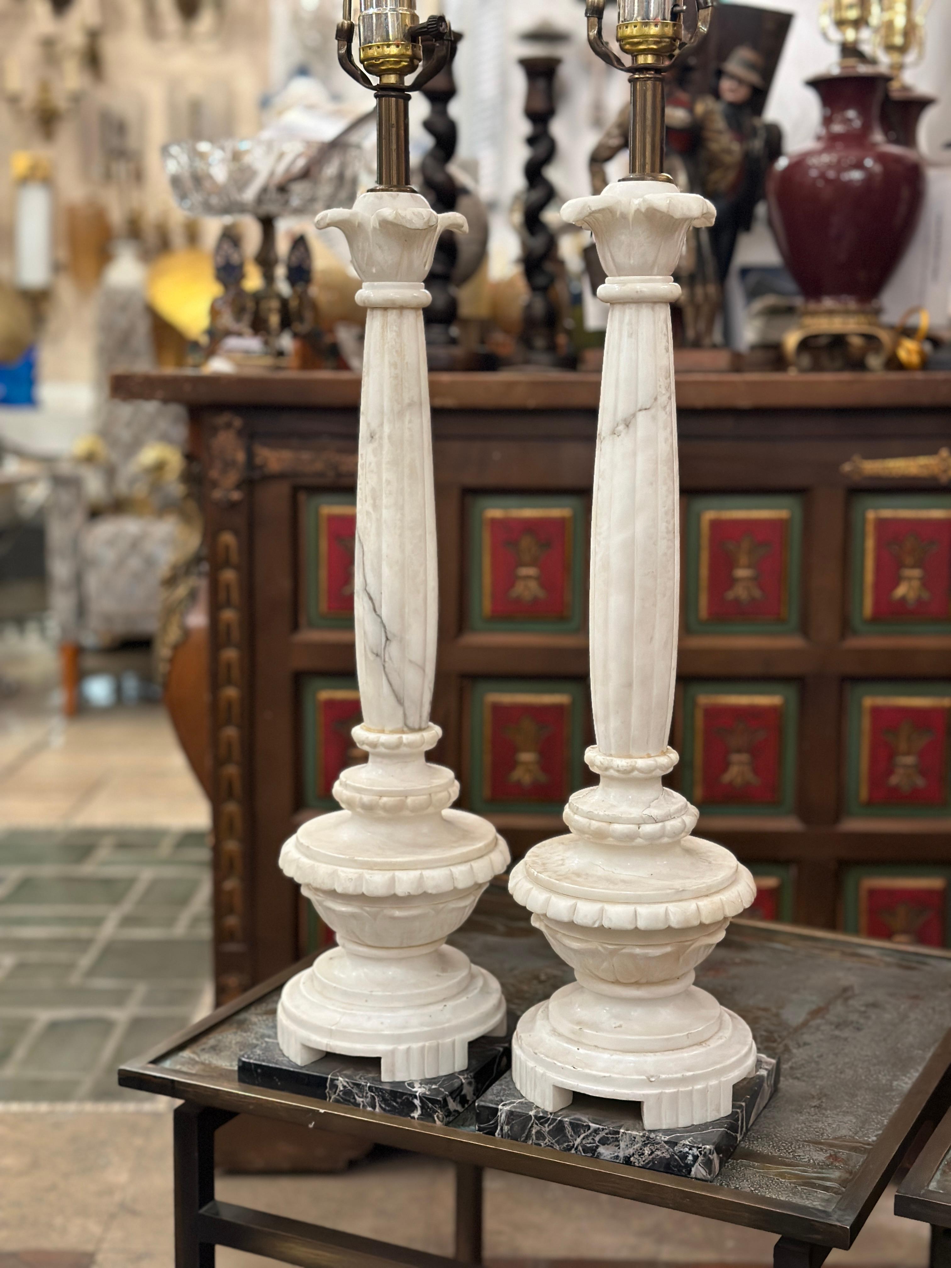 Albâtre Paire de lampes de table à colonne en albâtre en vente