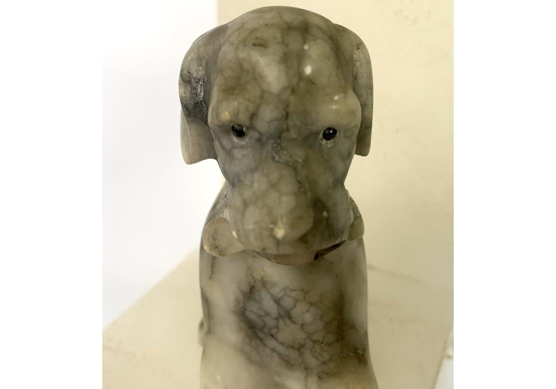 Ein Paar Hunde-Buchstützen aus Alabaster im Vintage-Stil im Angebot 4