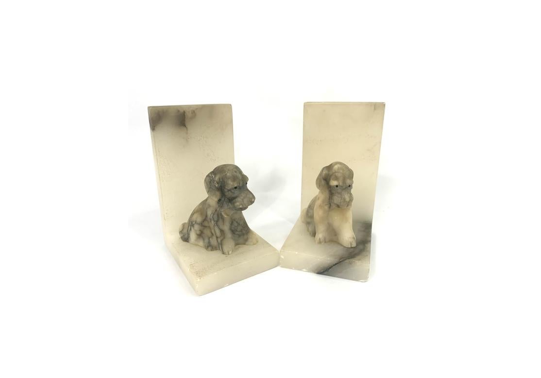 Ein Paar Hunde-Buchstützen aus Alabaster im Vintage-Stil (Volkskunst) im Angebot