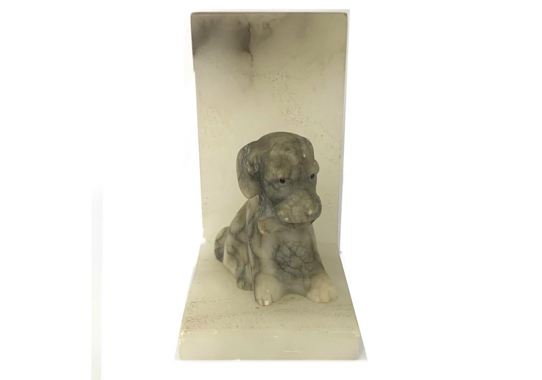 Ein Paar Hunde-Buchstützen aus Alabaster im Vintage-Stil im Zustand „Starke Gebrauchsspuren“ im Angebot in Bridgeport, CT