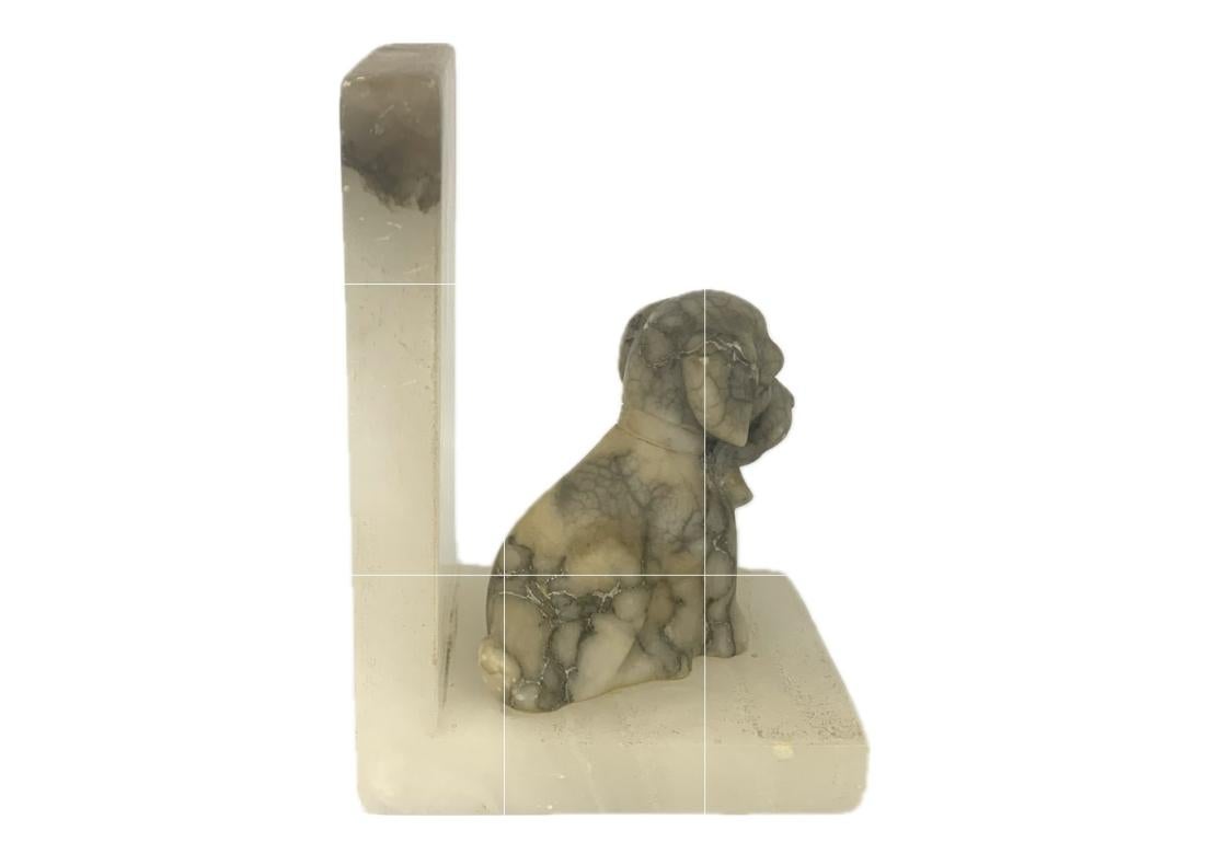 Ein Paar Hunde-Buchstützen aus Alabaster im Vintage-Stil im Angebot 1