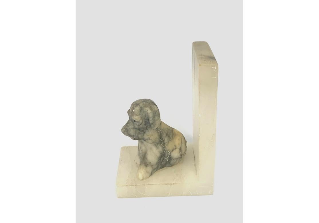 Ein Paar Hunde-Buchstützen aus Alabaster im Vintage-Stil im Angebot 3