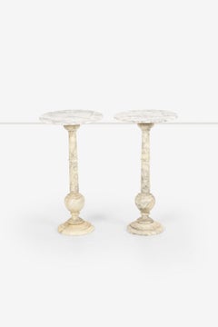 Coppia di tavolini in alabastro o di contenitori per piante o espositori