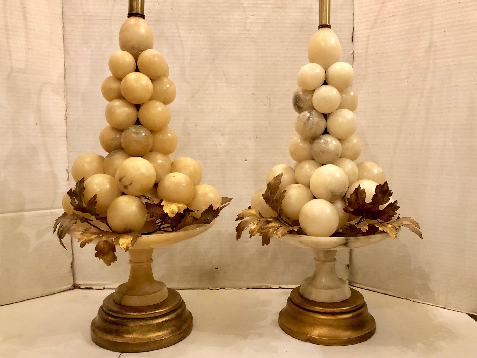 Paire de grandes lampes italiennes en albâtre datant des années 1940, en forme de raisins sur une tassa en albâtre. Bases en bois doré, feuilles de vigne en métal doré.

Mesures :
Hauteur du corps : 22