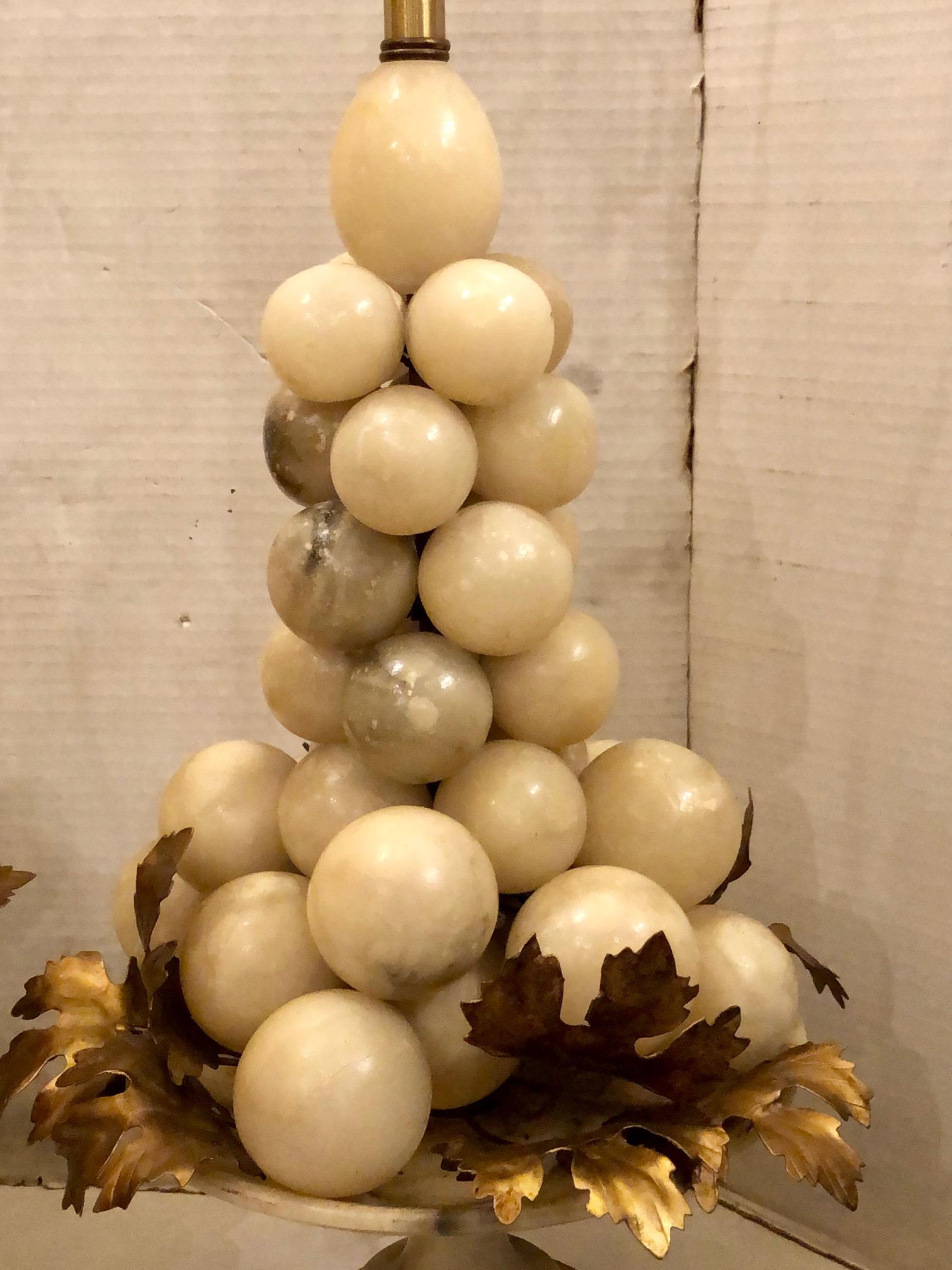 italien Paire de lampes de table en raisin d'albâtre en vente
