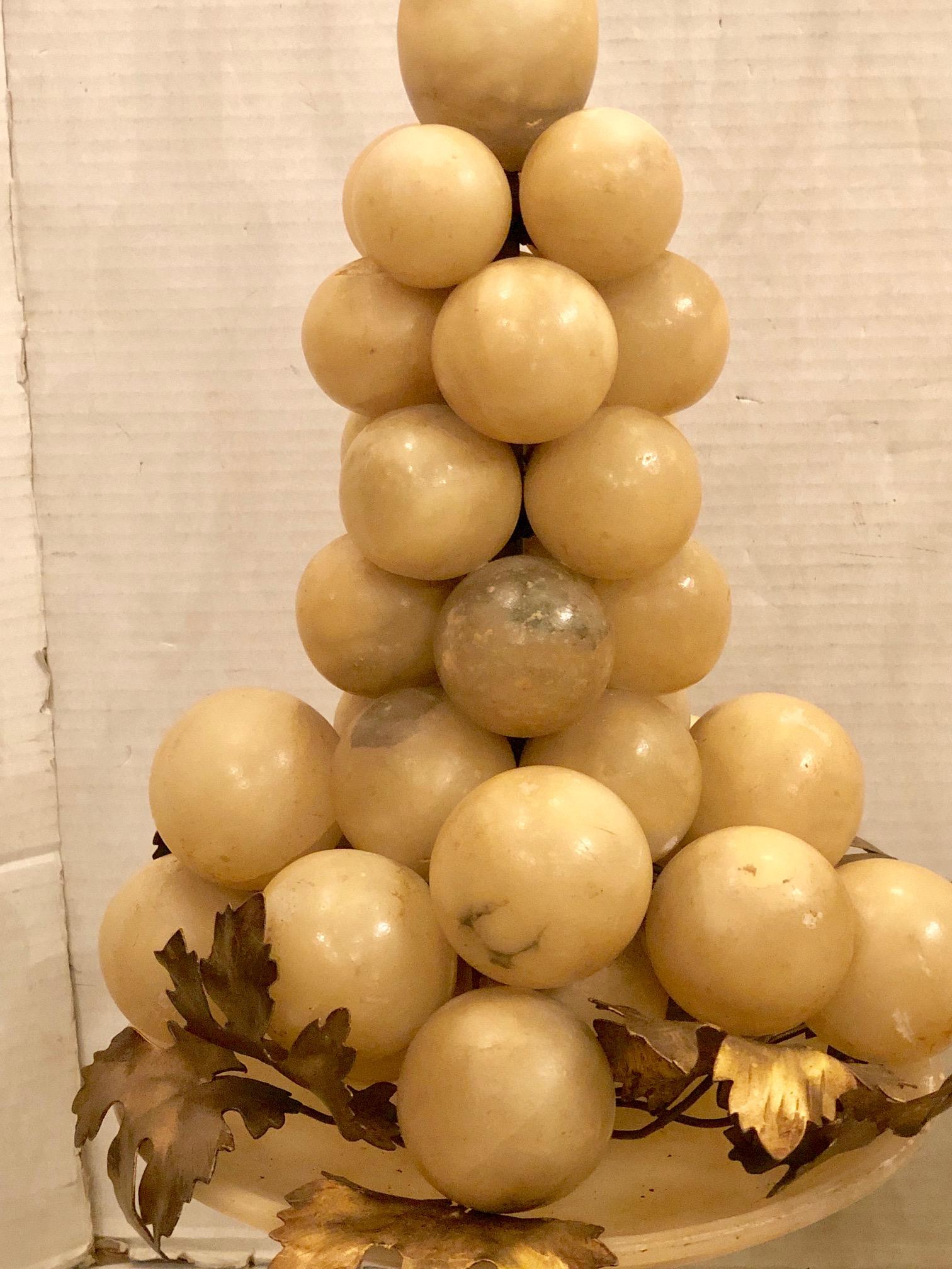 Paire de lampes de table en raisin d'albâtre Bon état - En vente à New York, NY
