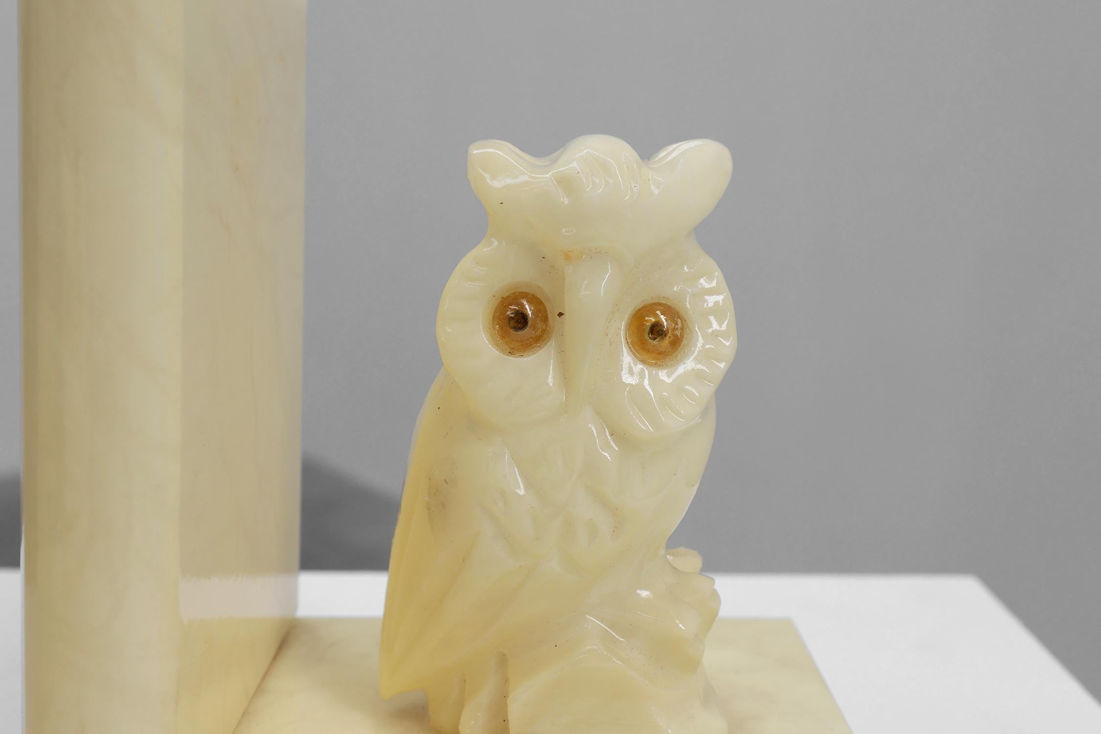 France / 1920 / Bookends / Alabaster / Art Deco / Mid-century / Vintage  

Two French Art Deco bookends in hand carved alabaster with amber glass eyes. Both owls sit on a base. This set is in a very good conditions with some small chips (see