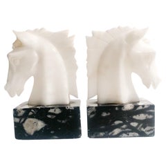 Paire de serre-livres en albâtre avec cheval et base en marbre des années 1950
