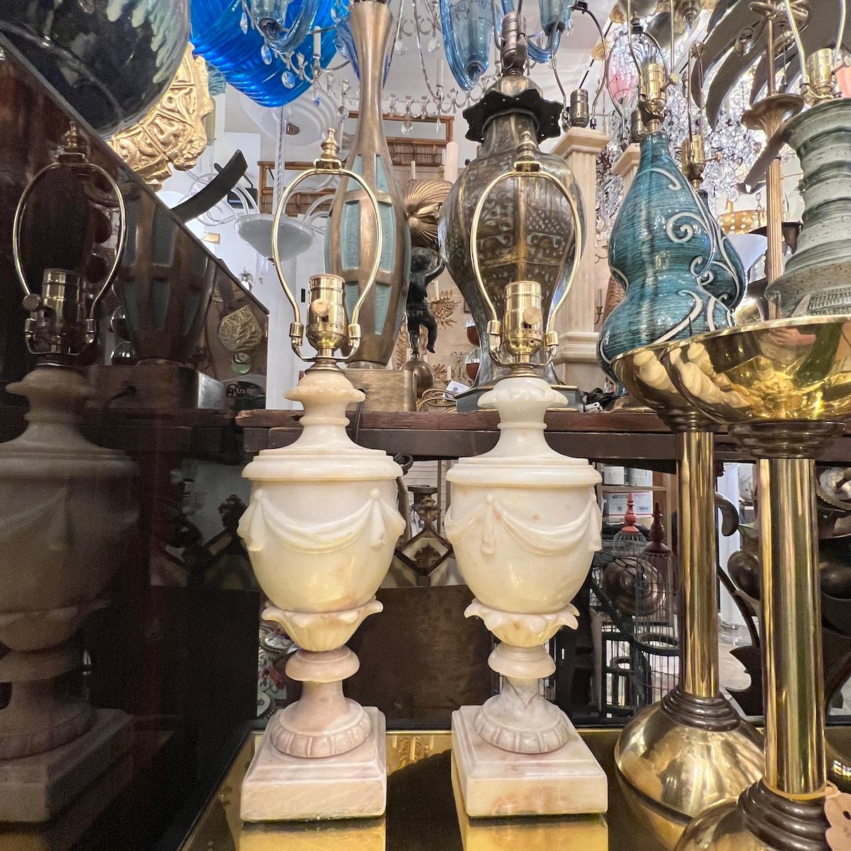 Paire de lampes italiennes en albâtre sculpté, datant des années 1940, avec un motif en forme de guirlande.

Mesures :
Hauteur du corps : 14
Hauteur jusqu'à l'appui de l'abat-jour : 21