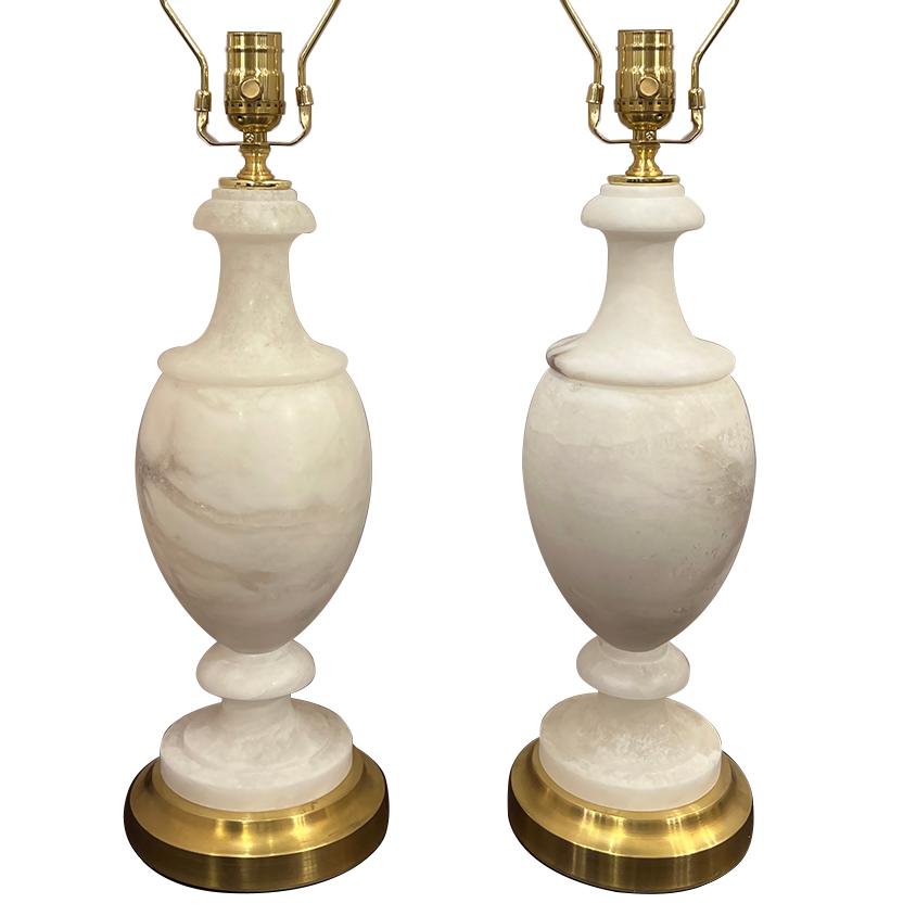 Paire de lampes italiennes des années 1960 en albâtre sculpté avec des bases dorées.

Mesures :
Hauteur du corps : 17