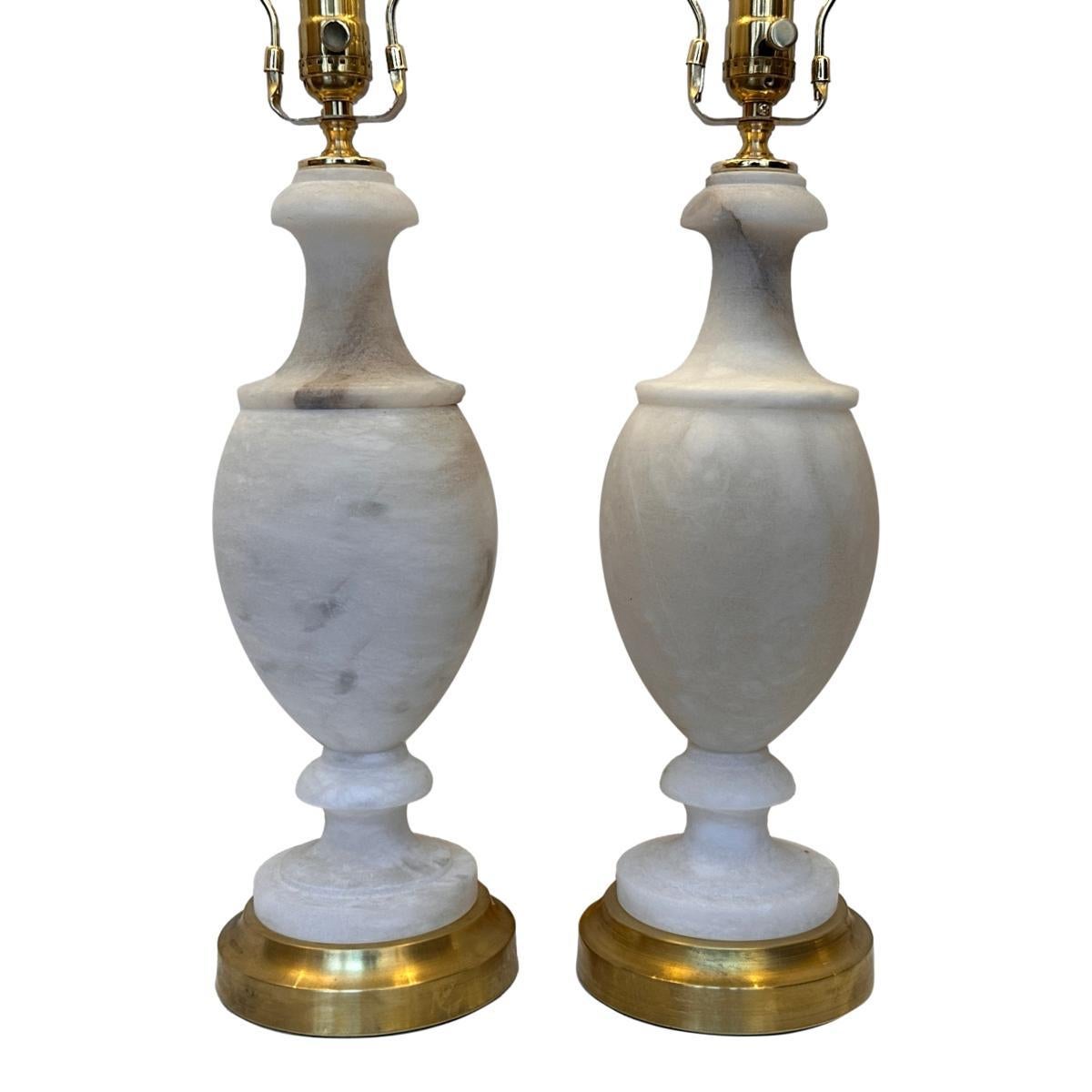 Paire de lampes italiennes en albâtre sculpté, datant des années 1960, avec des bases dorées.

Mesures :
Hauteur du corps : 17