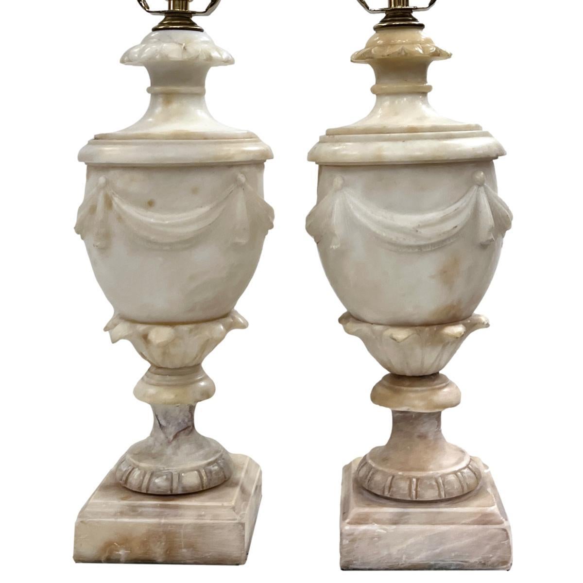italien Paire de lampes en albâtre en vente