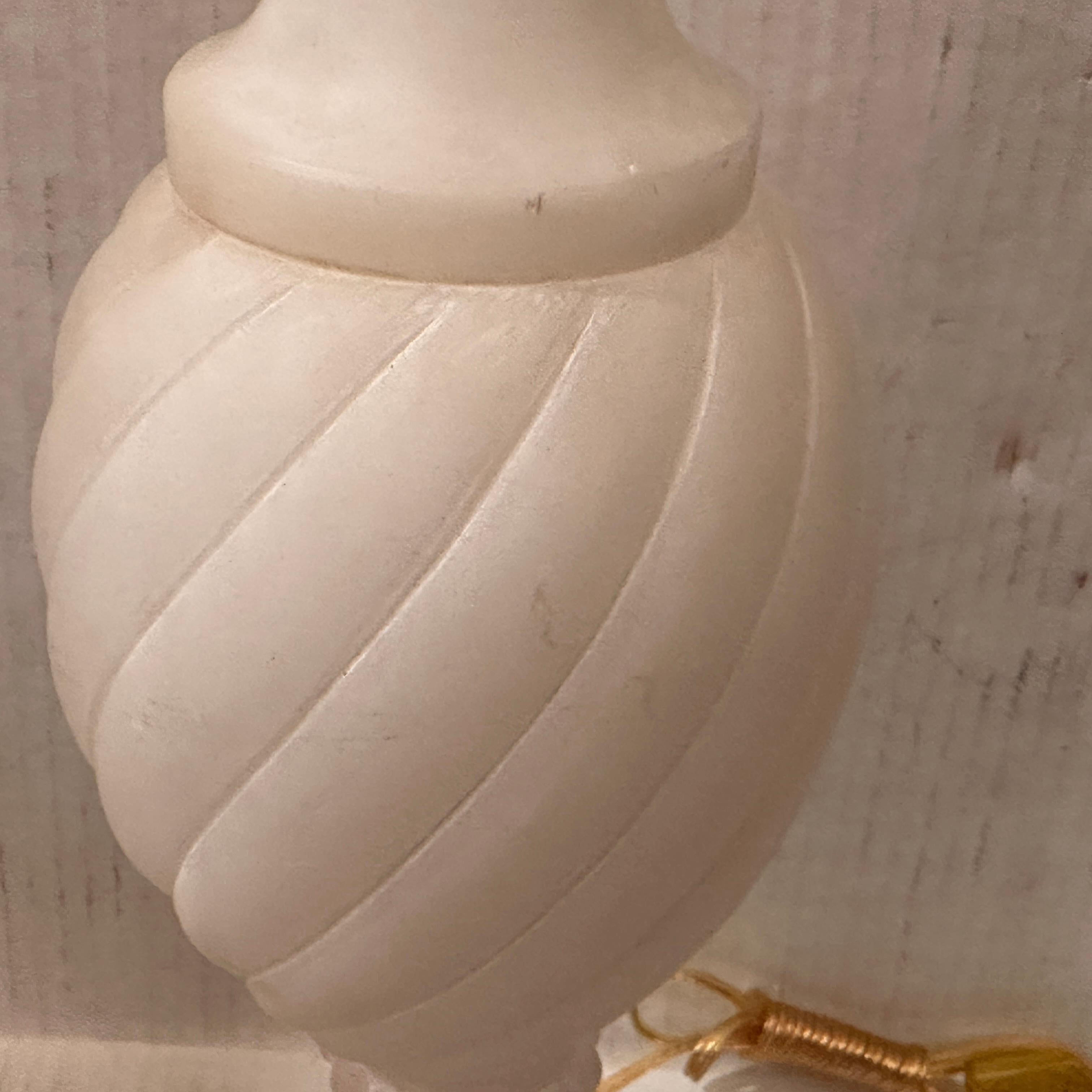 Ein Paar Alabaster-Lampen (Geschnitzt) im Angebot