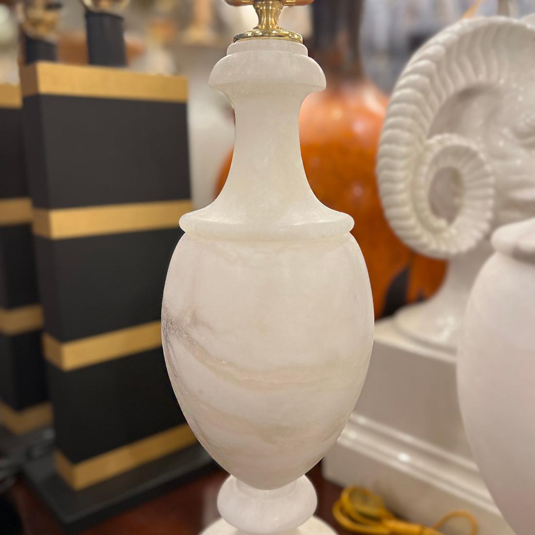 Paire de lampes en albâtre Bon état - En vente à New York, NY