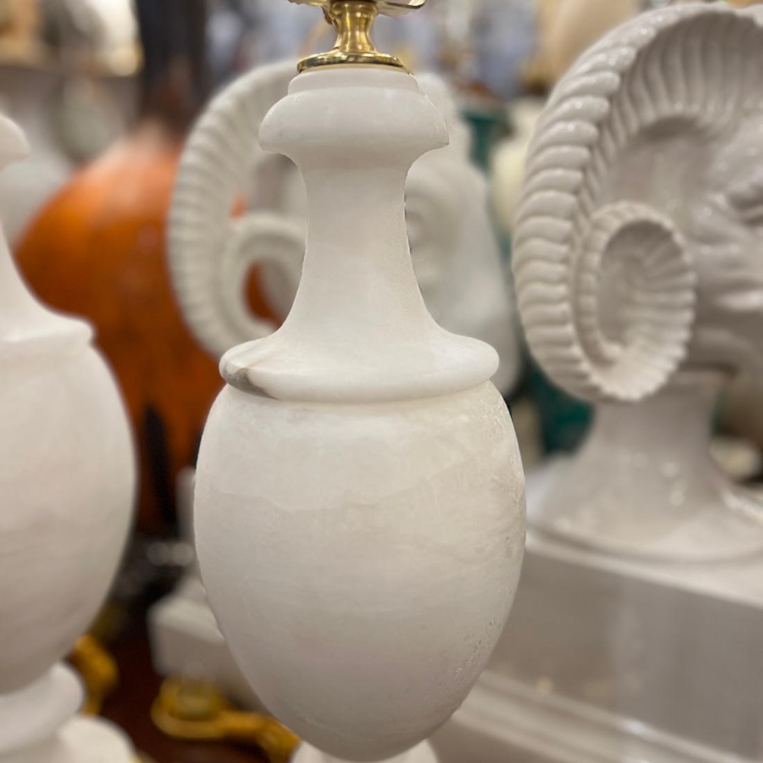 Milieu du XXe siècle Paire de lampes en albâtre en vente