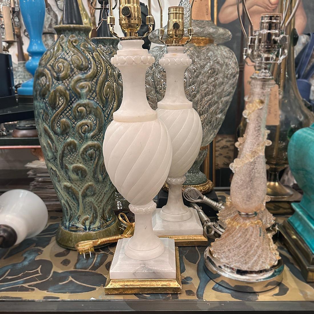 Ein Paar Alabaster-Lampen (Mitte des 20. Jahrhunderts) im Angebot