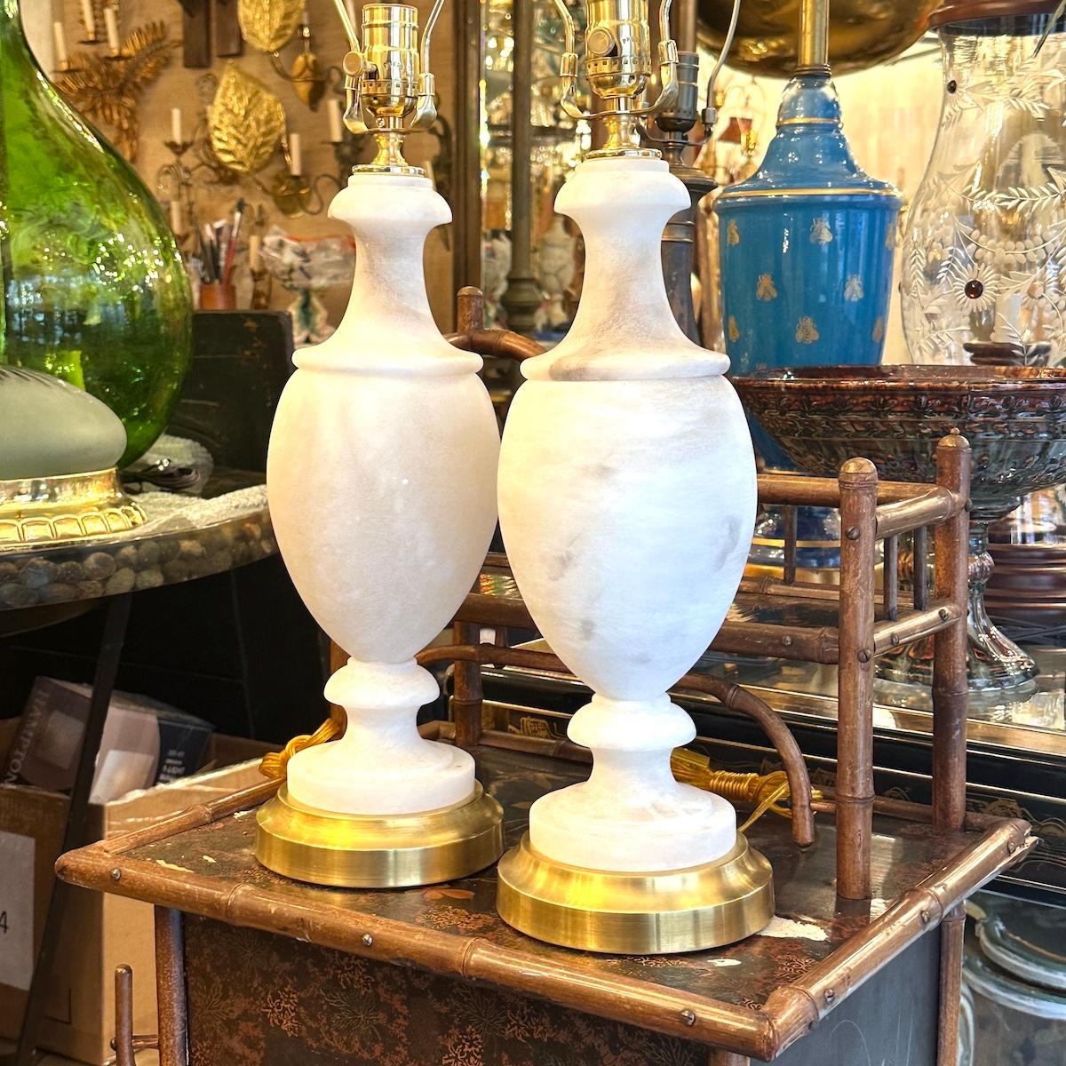 Albâtre Paire de lampes en albâtre en vente
