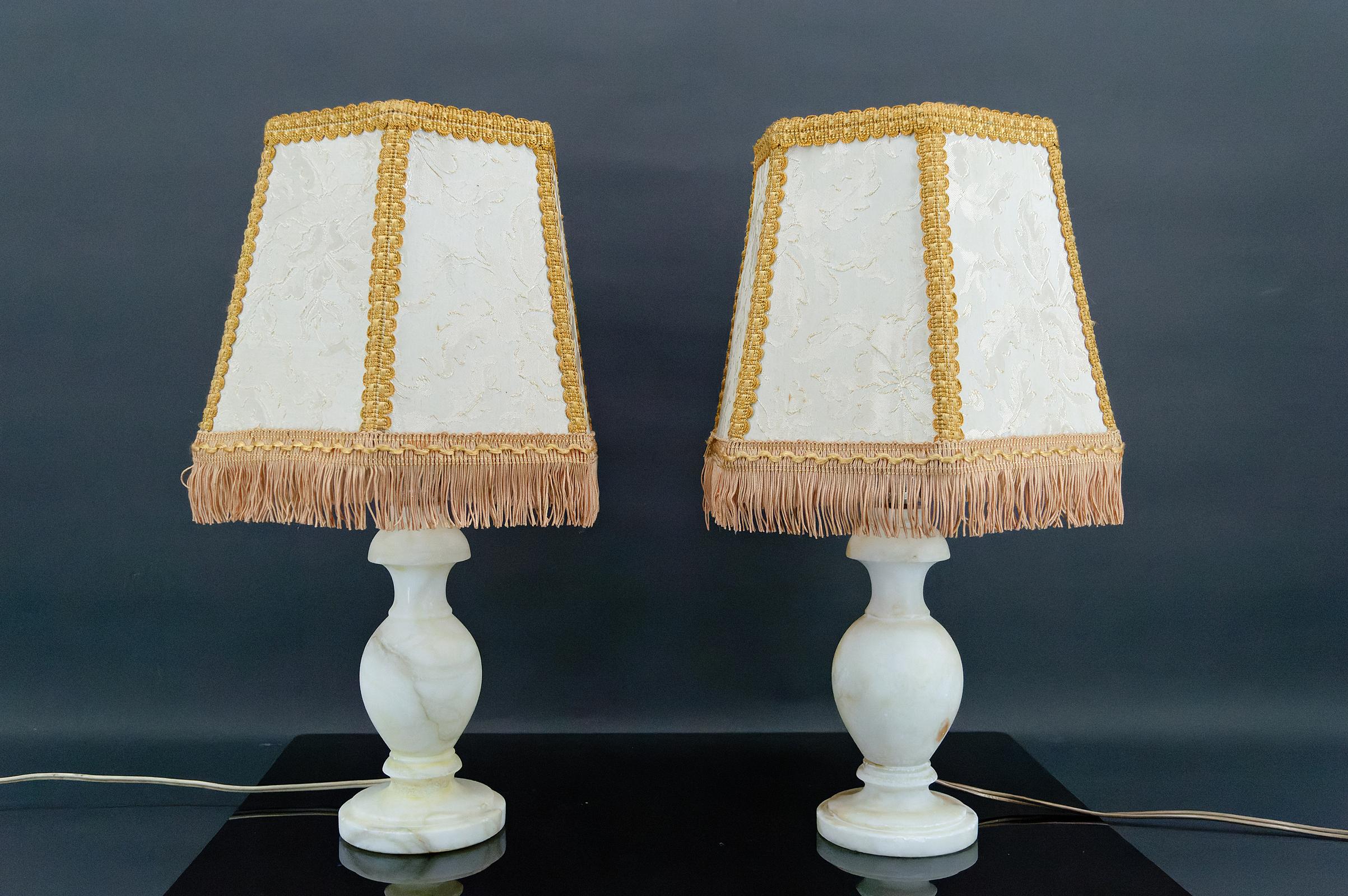 Pair of alabaster lamps
Neo-Classical / Hollywood Regency.
Italy, circa 1940-1950

In good condition.

Dimensions with lampshade:
height 39 cm
diameter 24 cm

Dimensions without lampshade: height 23 cm, diameter 10 cm