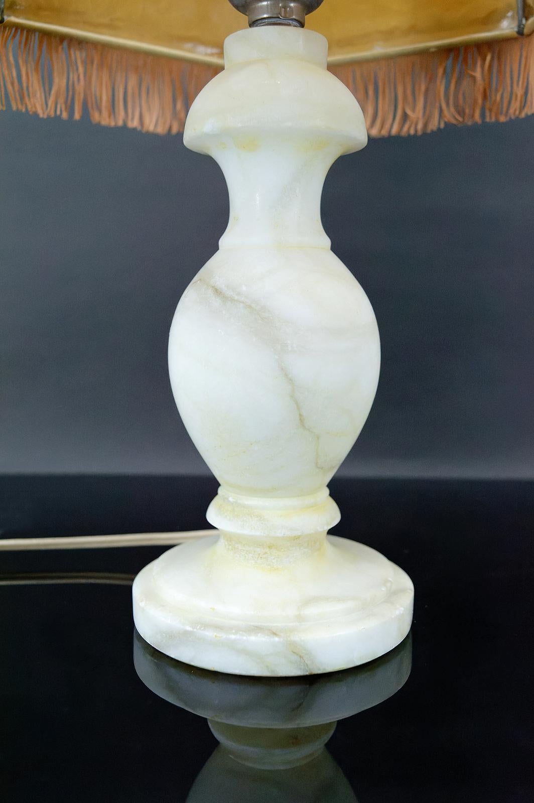 Carved Pair of alabaster lamps, Neo-Classical / Hollywood Regency, Italy, circa 1940 For Sale