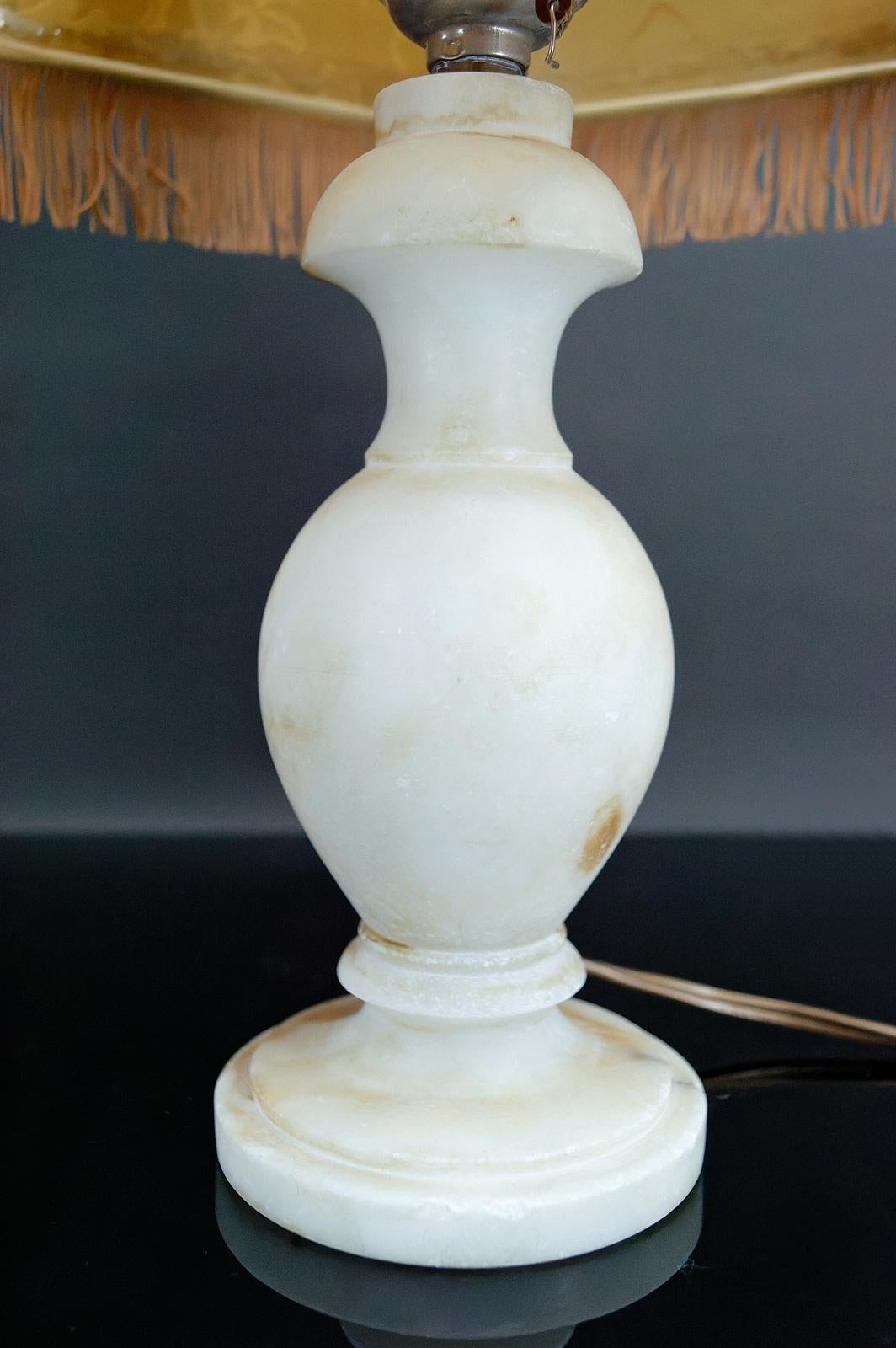 Pair of alabaster lamps, Neo-Classical / Hollywood Regency, Italy, circa 1940 In Good Condition For Sale In VÉZELAY, FR