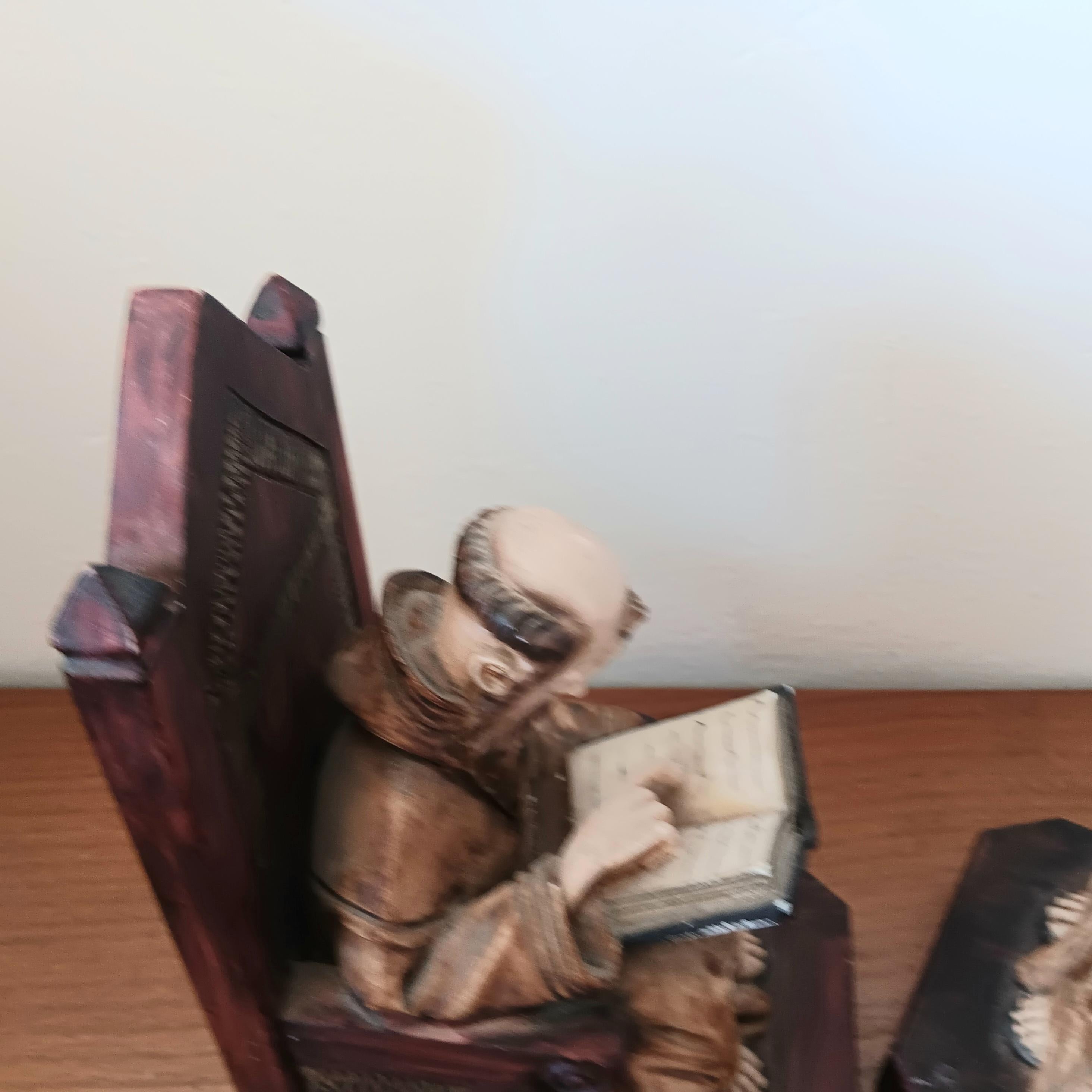 Derniers jours !!!!
J'accepte des offres raisonnables sur l'ensemble de mon catalogue (petites et moyennes pièces uniquement).

Serre-livres en albâtre et marbre en forme de moines assis sur un trône lisant un livre Figuration médiévale d'un moine