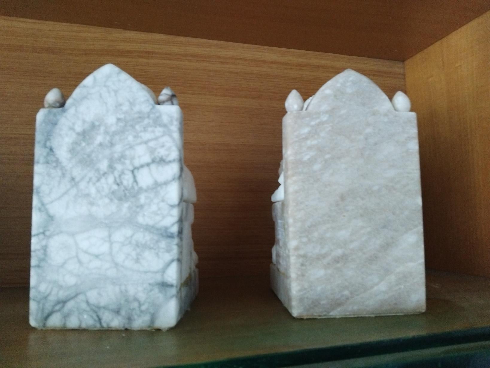 Pareja de Sujetalibros de Mármol Alabastro en Forma de Biblioteca Medieval Muy Originales siglo XX en venta