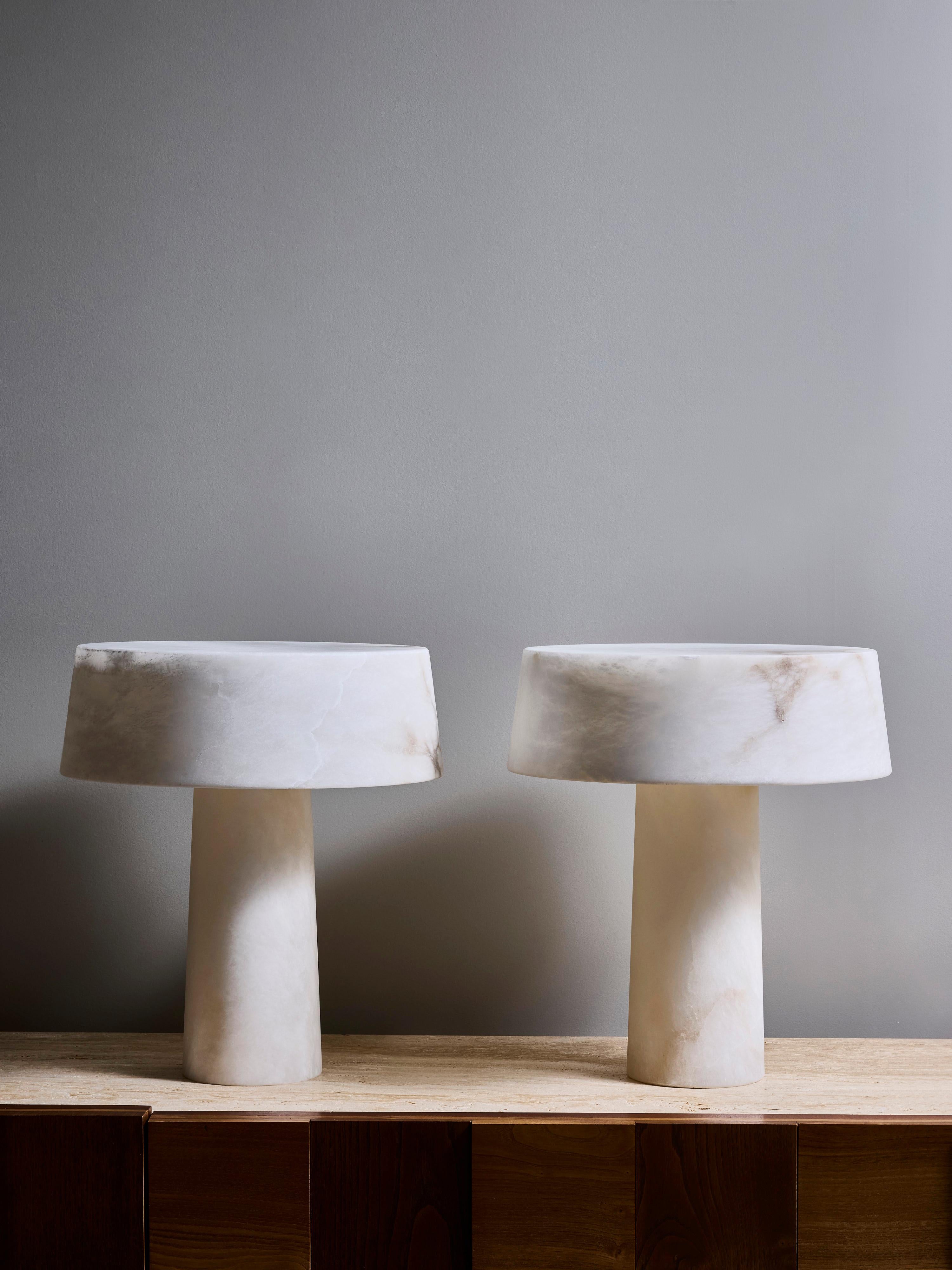 Paire de lampes de table modernes en albâtre composées d'un pied cylindrique et d'un abat-jour. 

Une source de lumière par lampe
