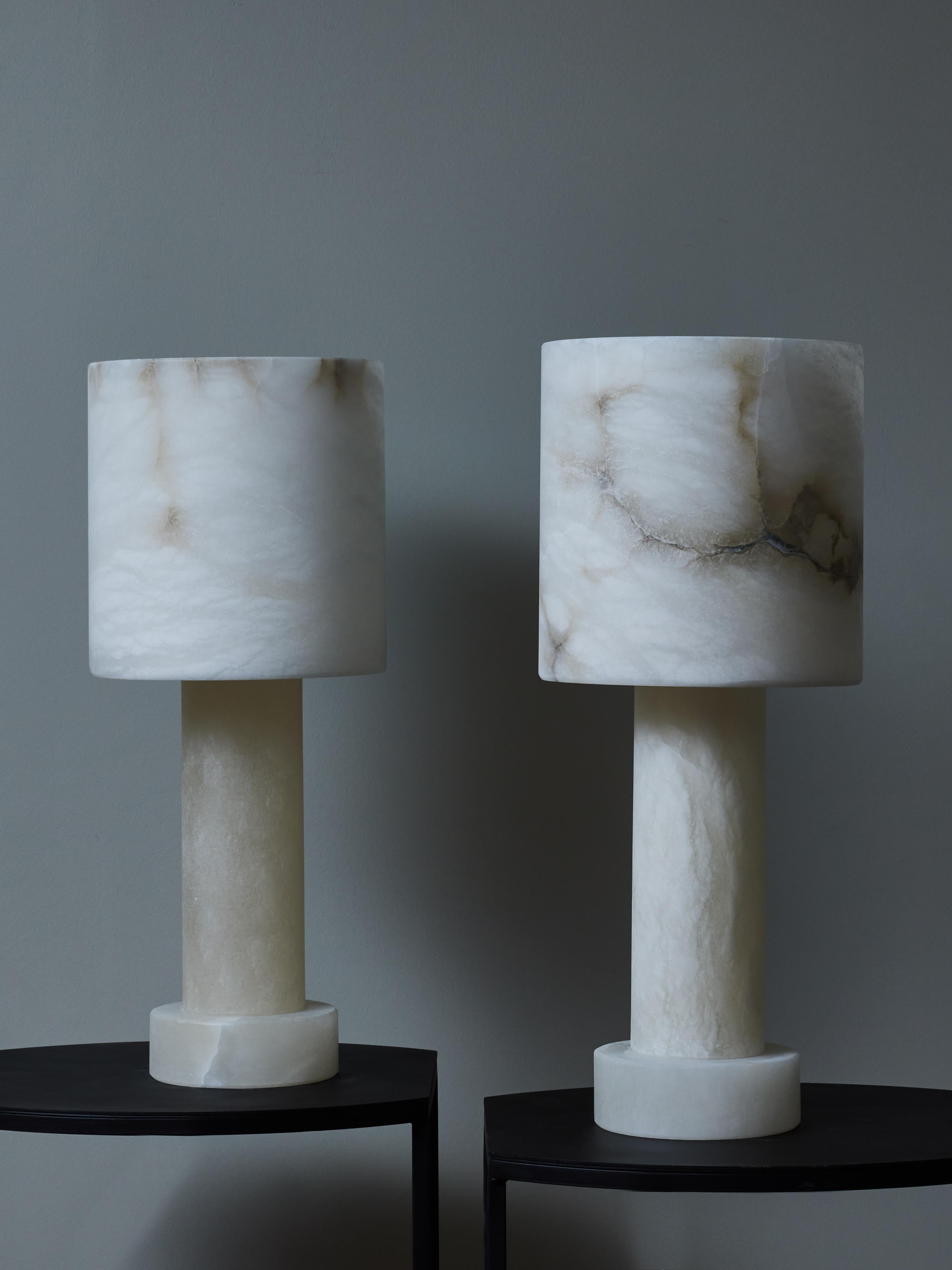 Zwei klassisch geformte Tischlampen, ganz aus Alabaster.