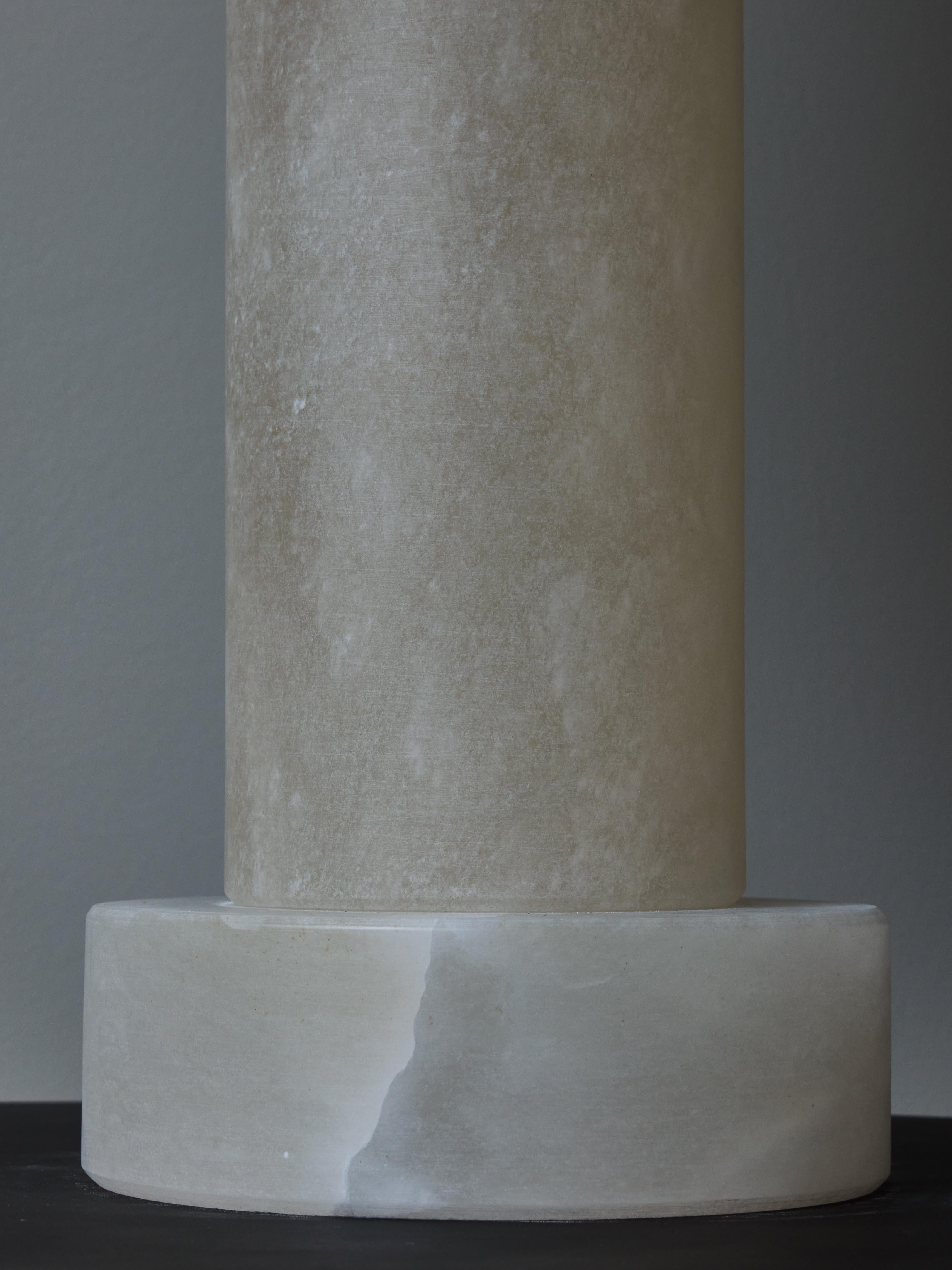 Ein Paar monolithische Alabaster-Tischlampen im Angebot 2
