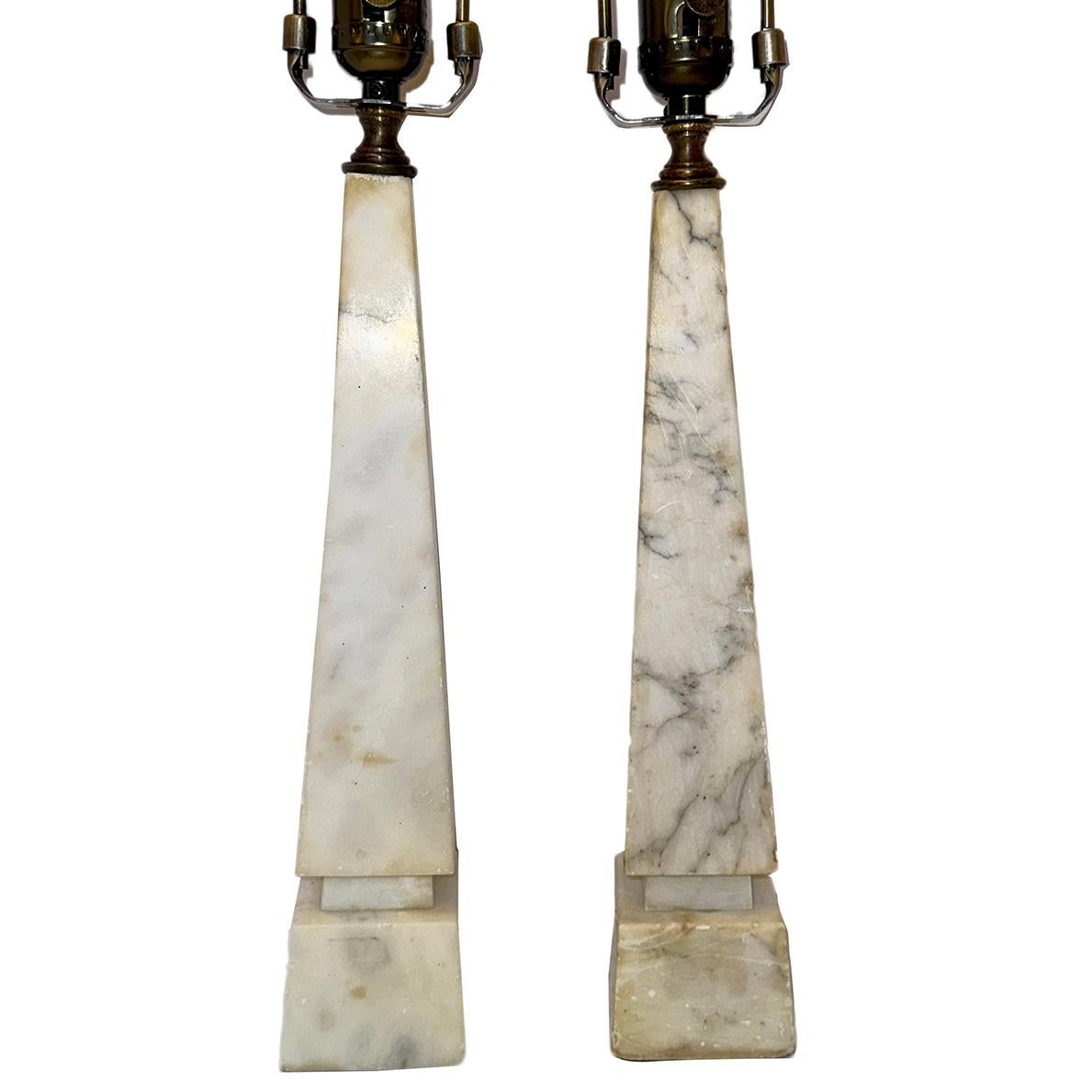 Paire de lampes de table en albâtre sculpté italiennes des années 1950.

Mesures :
Hauteur du corps : 13.5