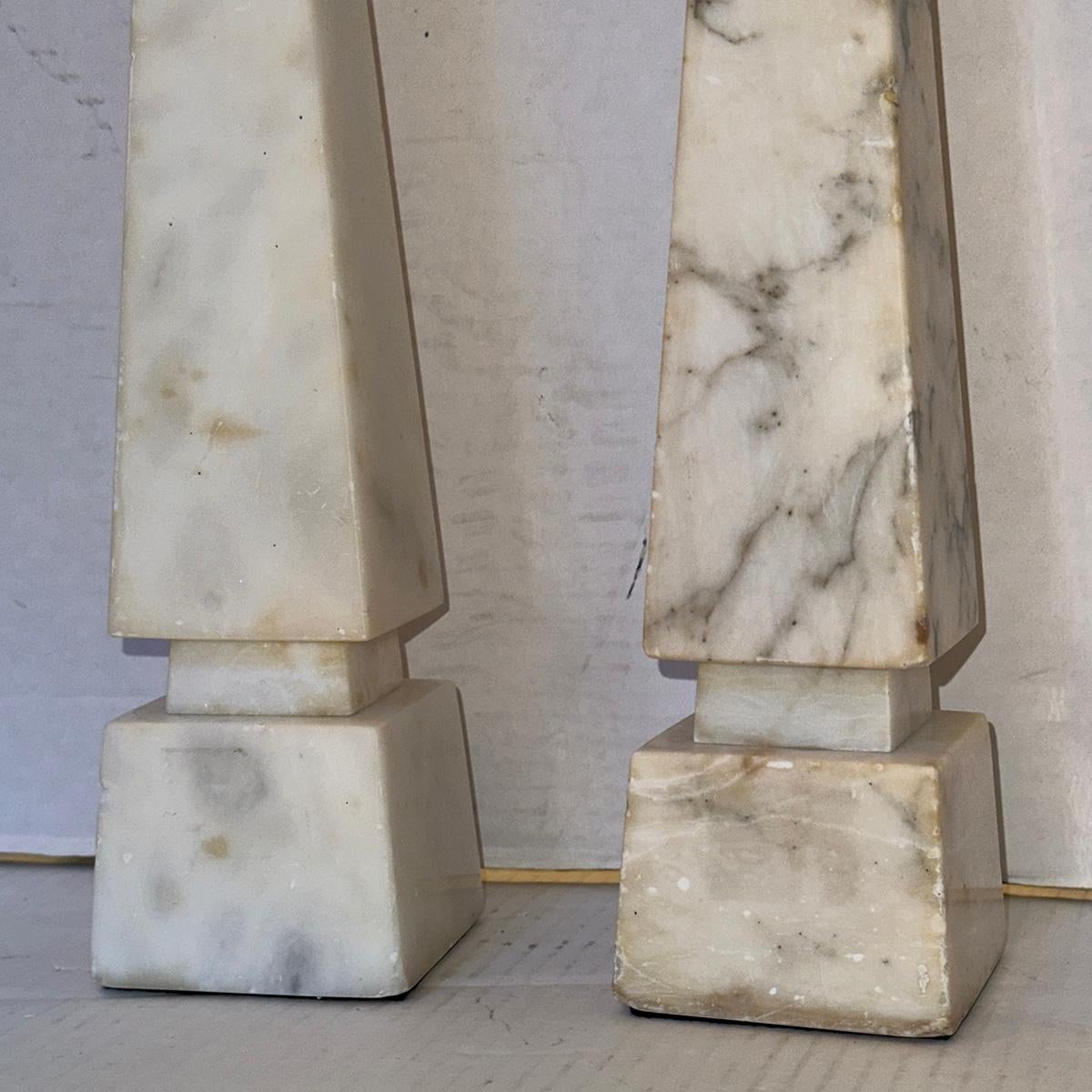 Sculpté à la main Paire de lampes obélisques en albâtre en vente