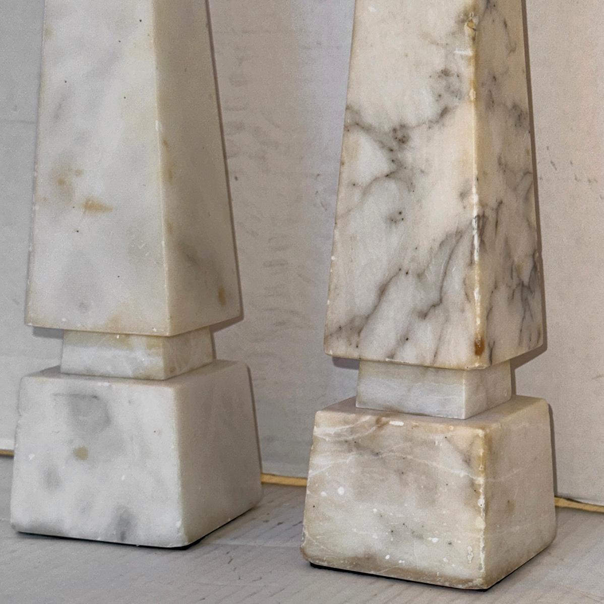 Paire de lampes obélisques en albâtre Bon état - En vente à New York, NY