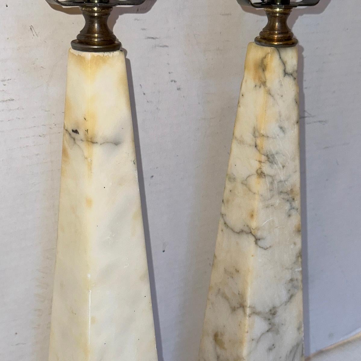 Milieu du XXe siècle Paire de lampes obélisques en albâtre en vente