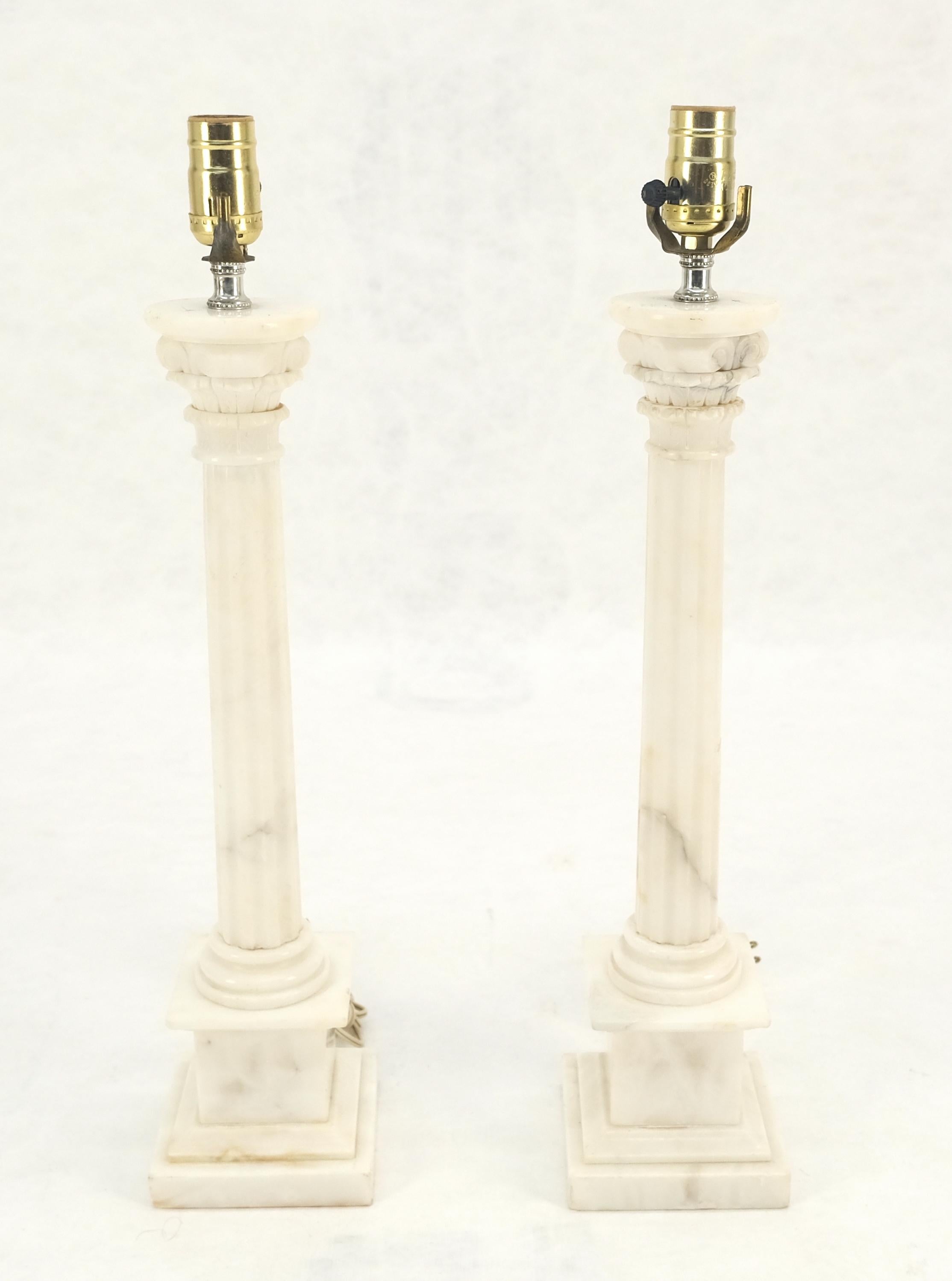 Mid-Century Modern Paire de lampes de table à piédestal en forme de colonne en albâtre ou en marbre c1940s MINT en vente