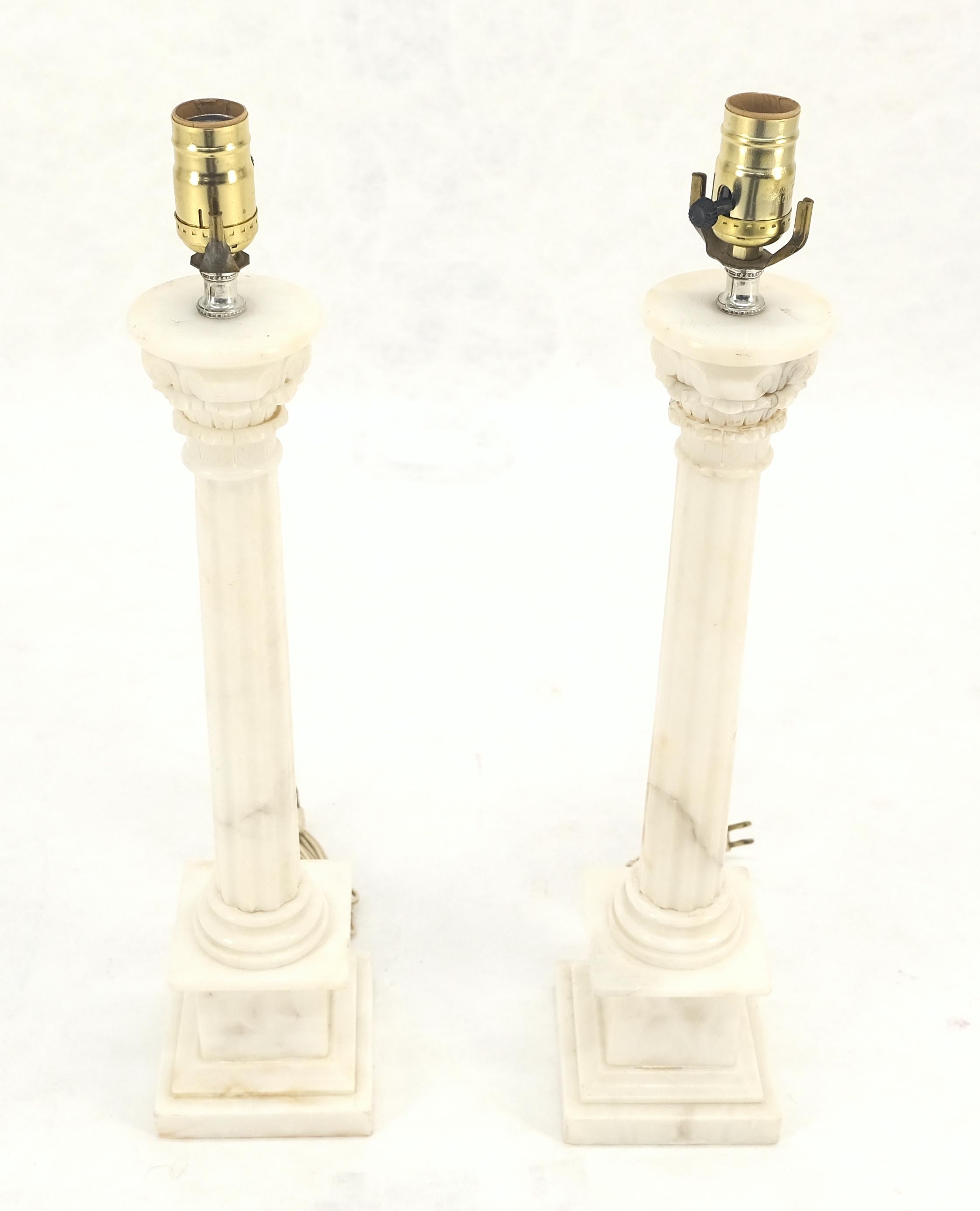 Américain Paire de lampes de table à piédestal en forme de colonne en albâtre ou en marbre c1940s MINT en vente
