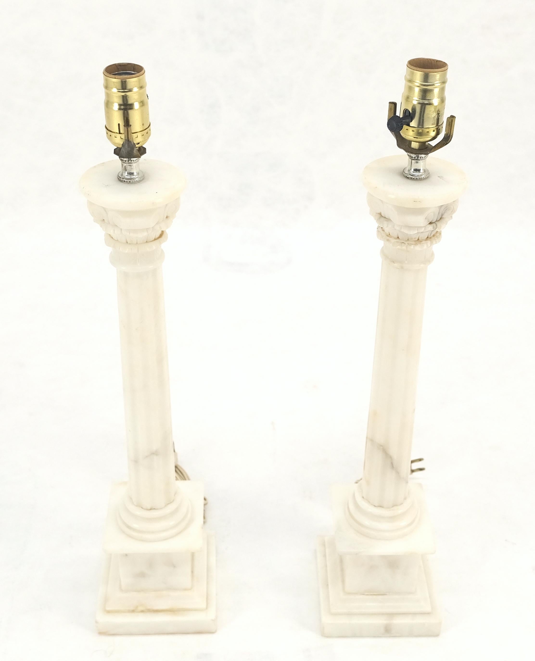Paire de lampes de table à piédestal en forme de colonne en albâtre ou en marbre c1940s MINT Bon état - En vente à Rockaway, NJ
