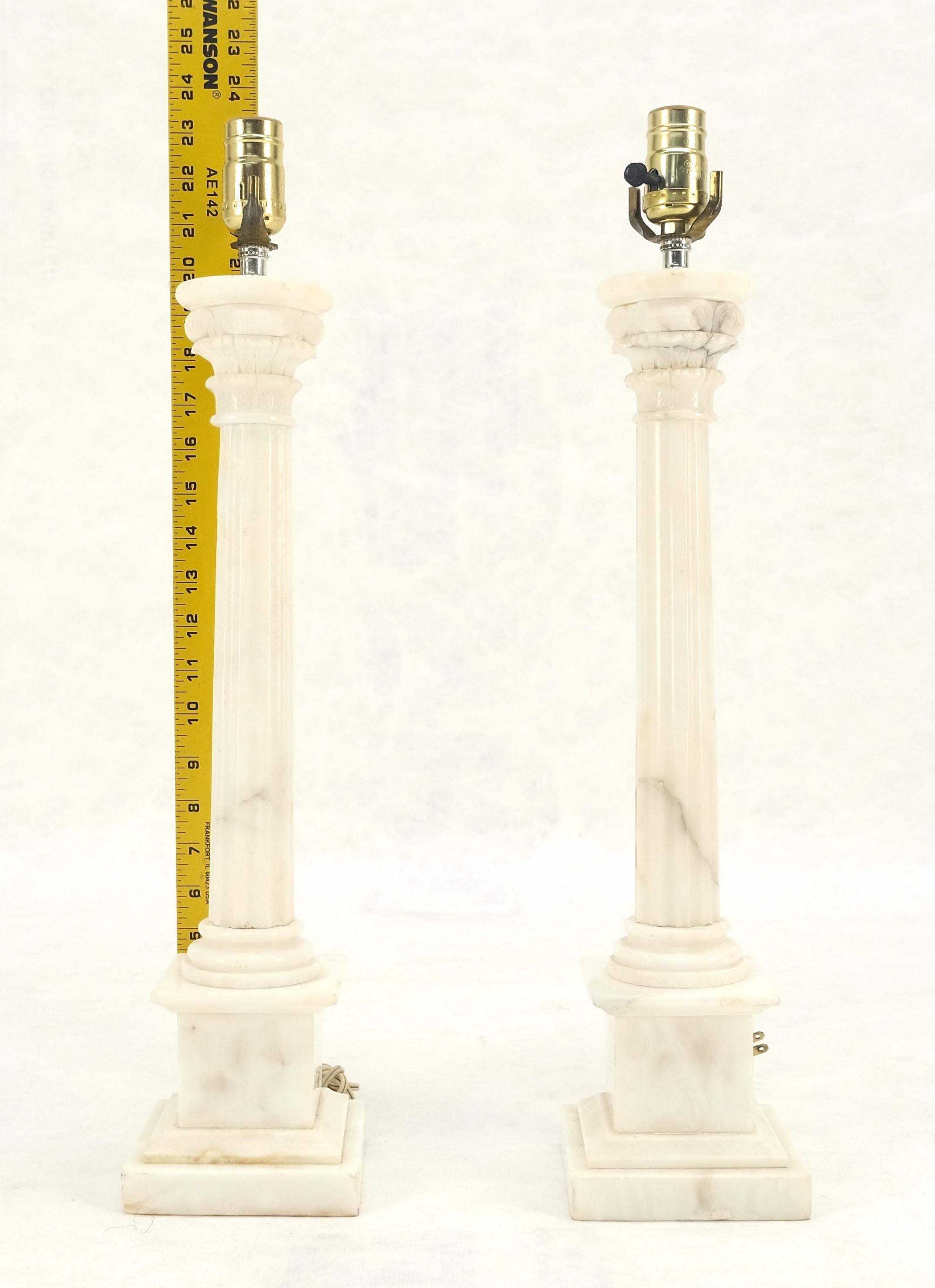 20ième siècle Paire de lampes de table à piédestal en forme de colonne en albâtre ou en marbre c1940s MINT en vente