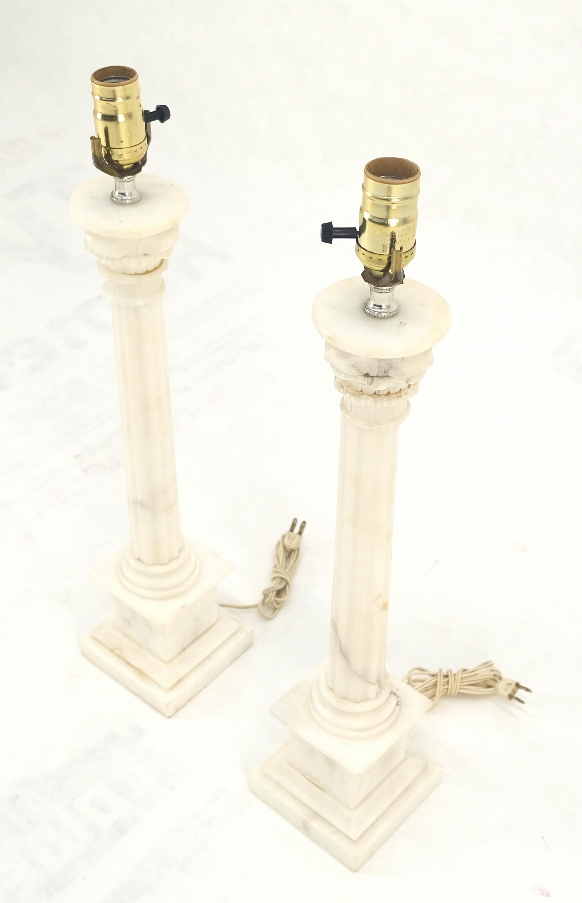 Paire de lampes de table à piédestal en forme de colonne en albâtre ou en marbre c1940s MINT en vente 1