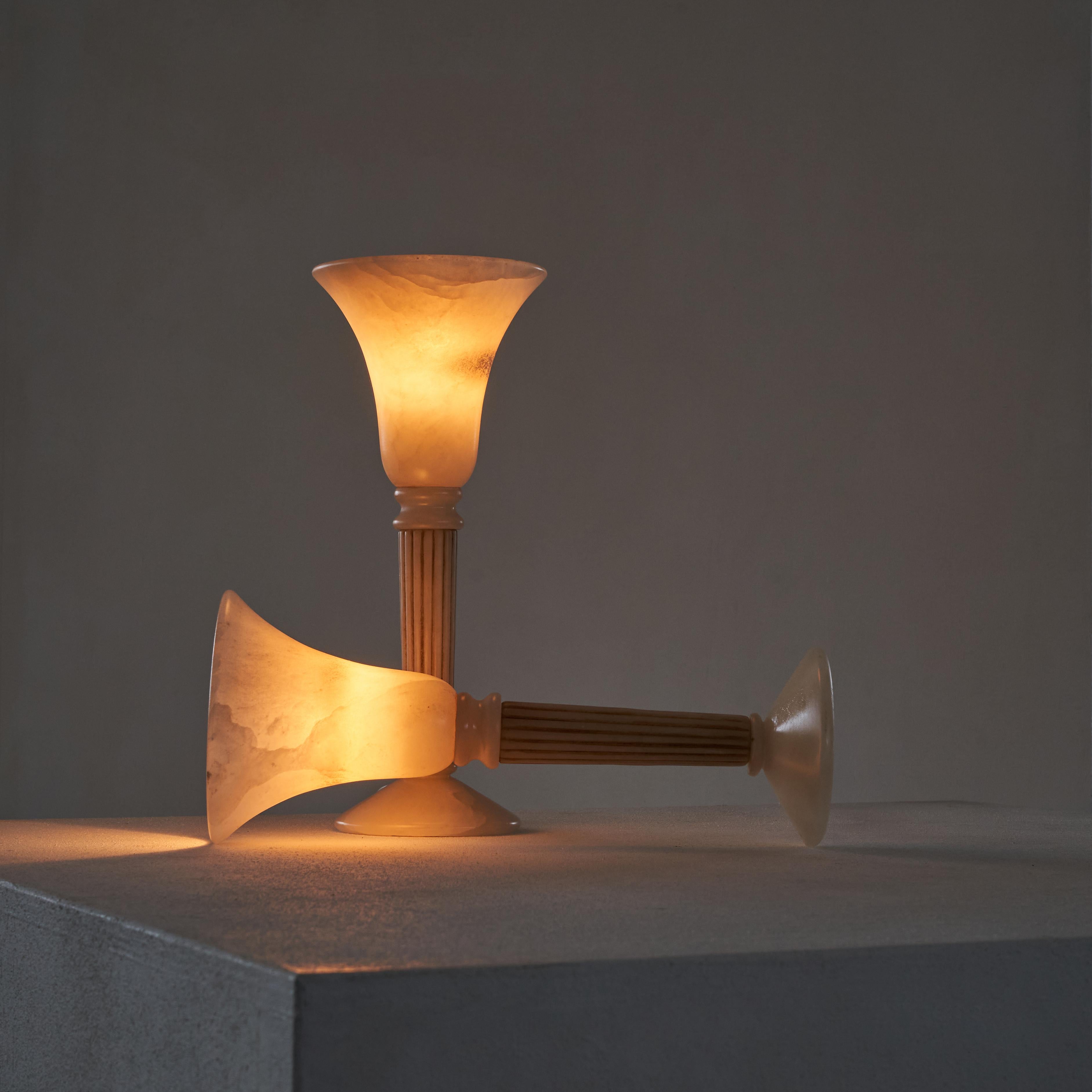 20ième siècle Paire de lampes de table en albâtre  en vente