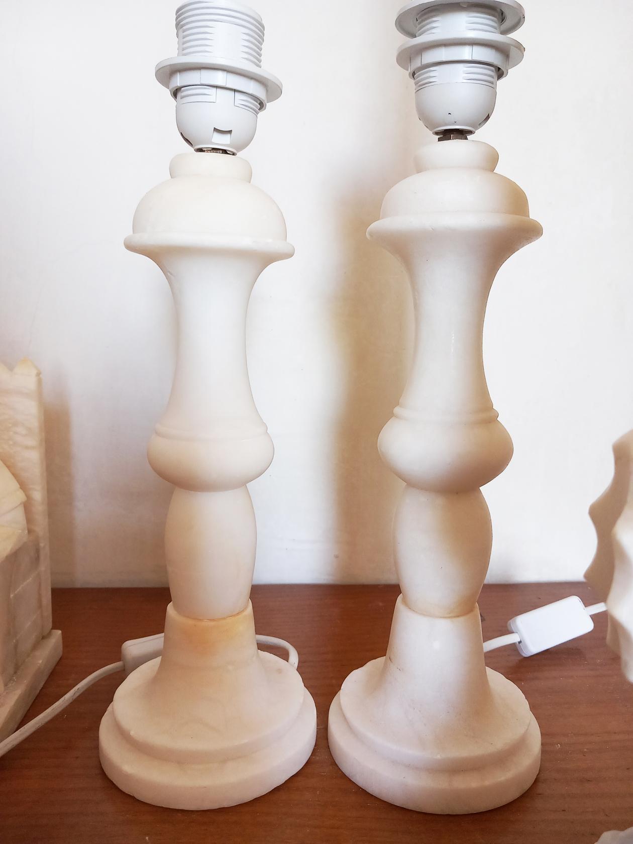 Tischlampen aus weißem Alabaster, in sehr gutem Zustand. Neuere Gebrauchte

Er eignet sich für einen Beistelltisch im Wohnzimmer oder einen Nachttisch.

Sie sind fast identisch, aber nicht exakt. Der eine ist ein wenig größer als der andere. Diese