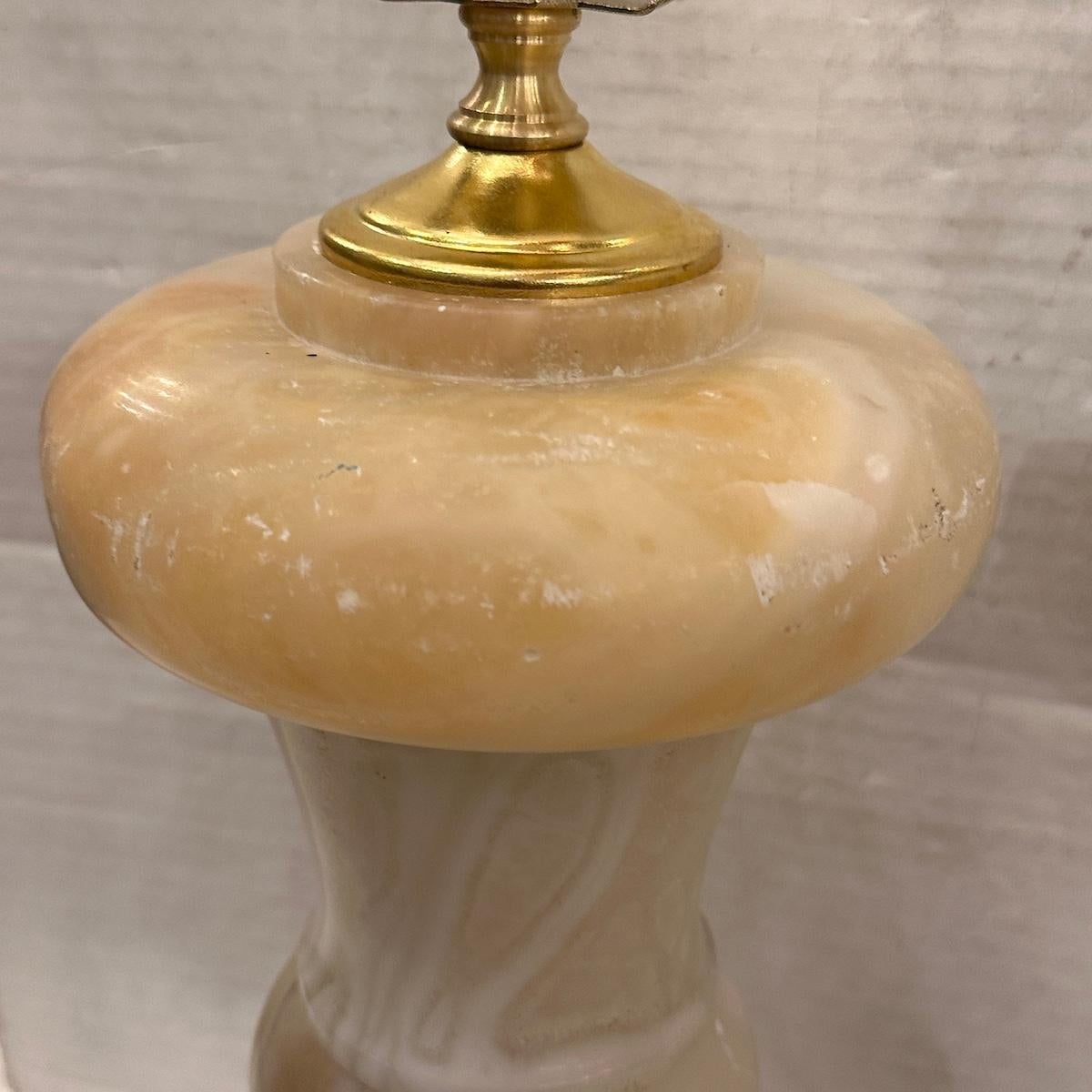 Pair of Alabaster Urn Lamps (Italienisch) im Angebot