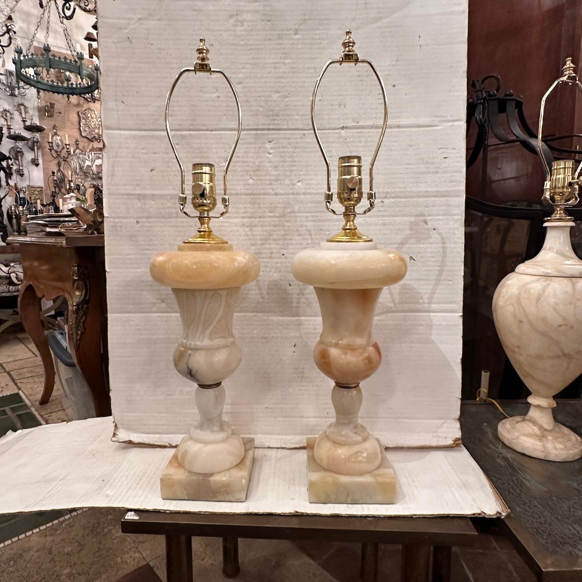 Pair of Alabaster Urn Lamps im Zustand „Gut“ im Angebot in New York, NY